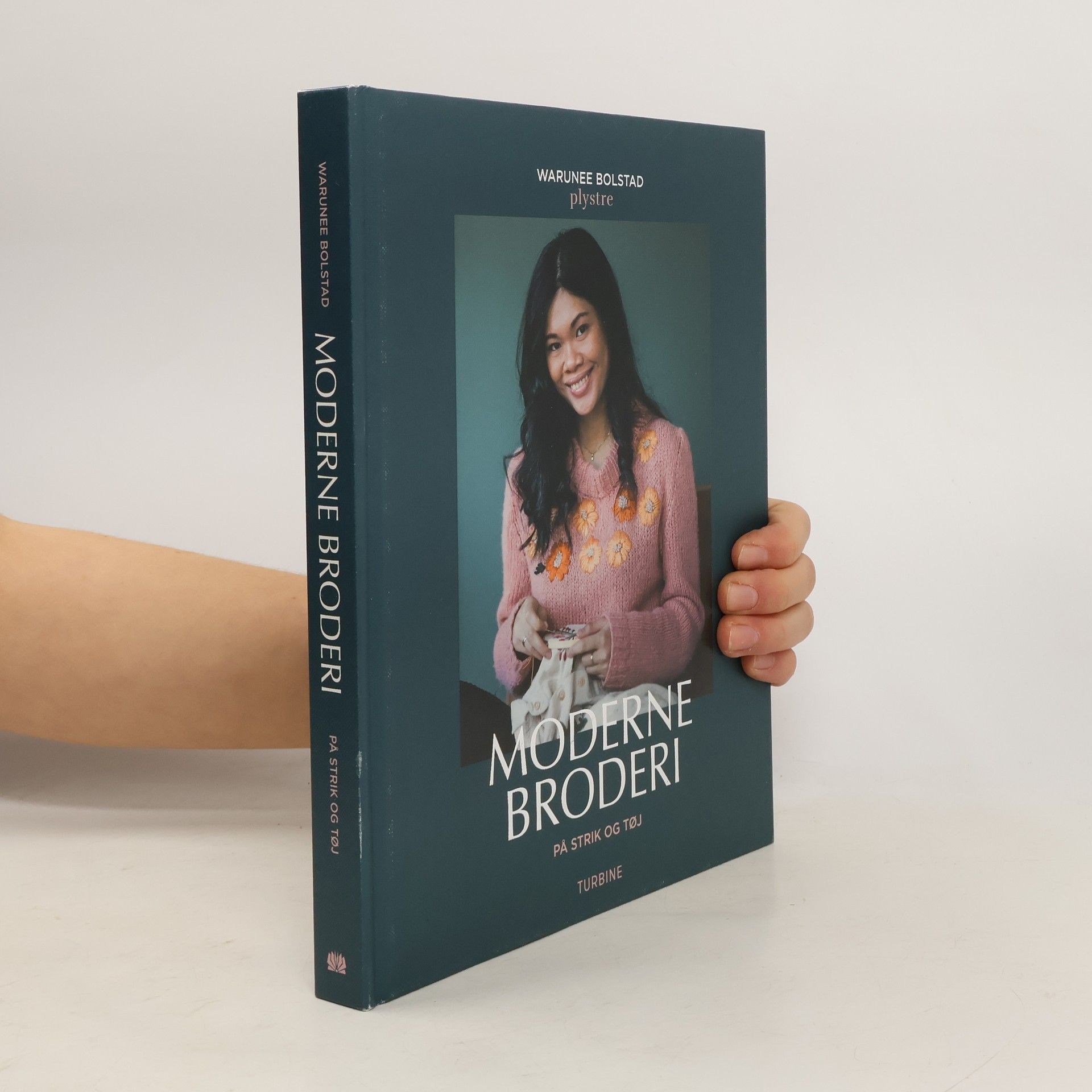 Warunee Bolstad Moderne broderi på strik og tøj