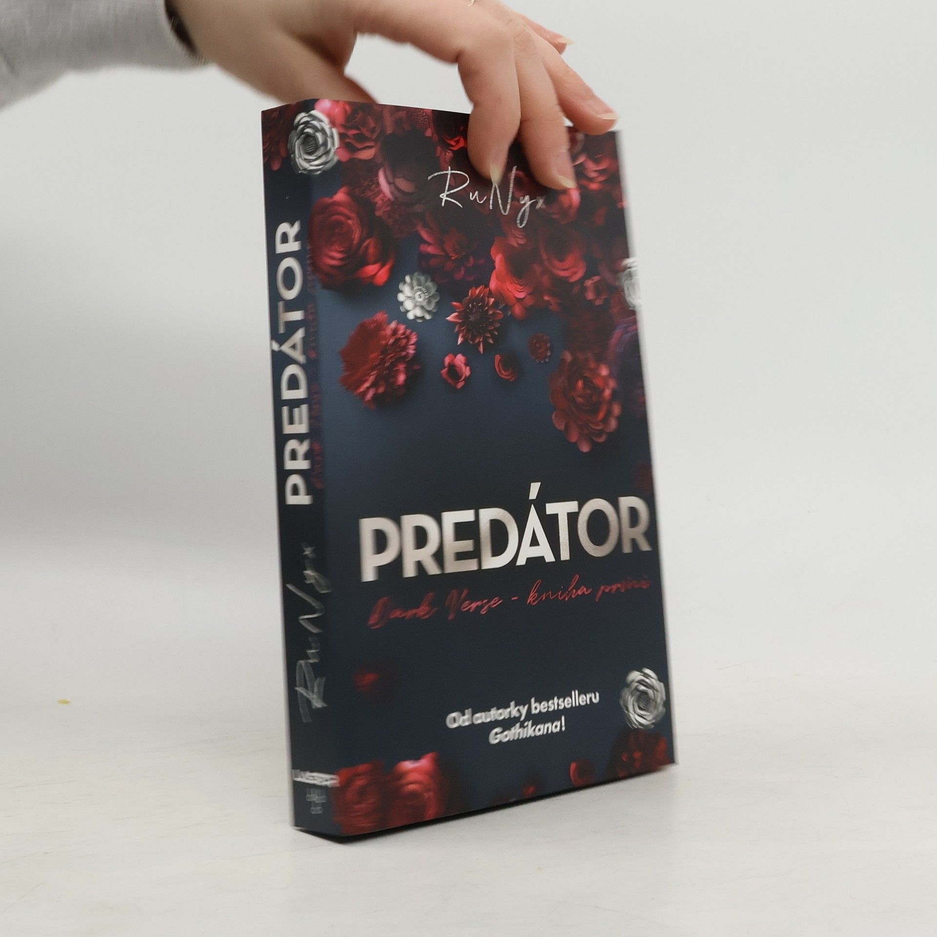 Dark Verse. Kniha první, Predátor