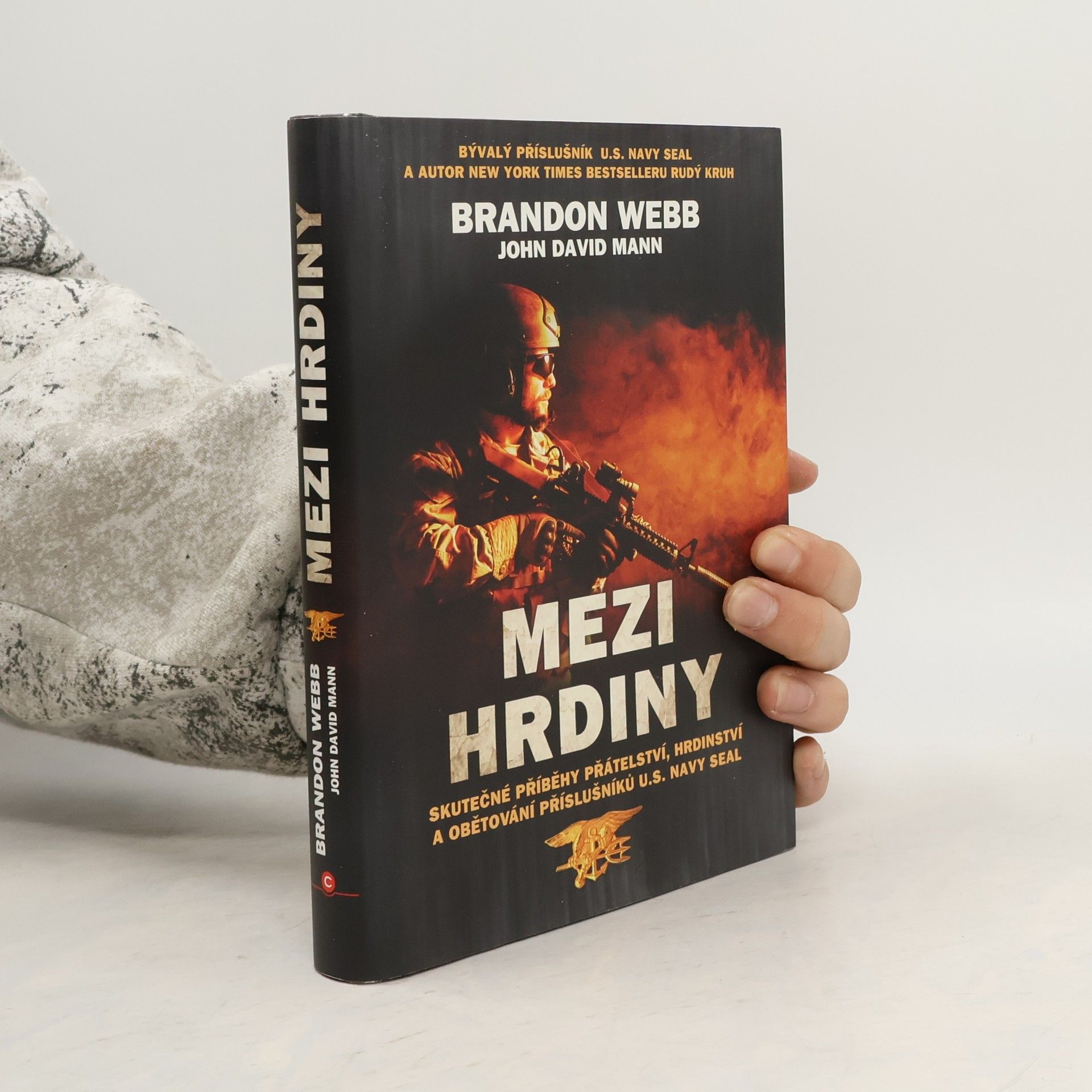 Mezi hrdiny : skutečné příběhy přátelství, hrdinství a obětování příslušníků U.S. Navy SEAL