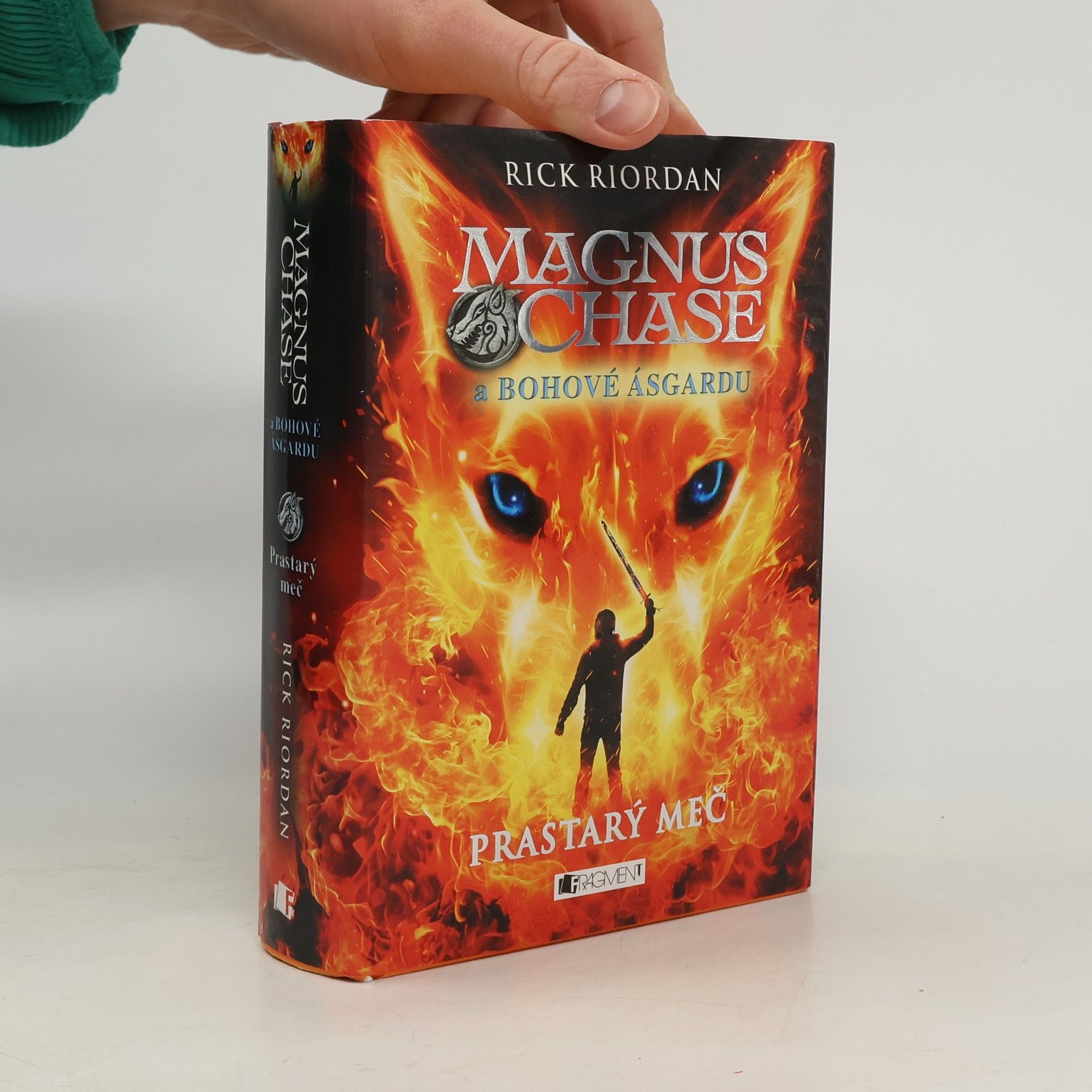Rick Riordan Magnus Chase a bohové Ásgardu. Prastarý meč