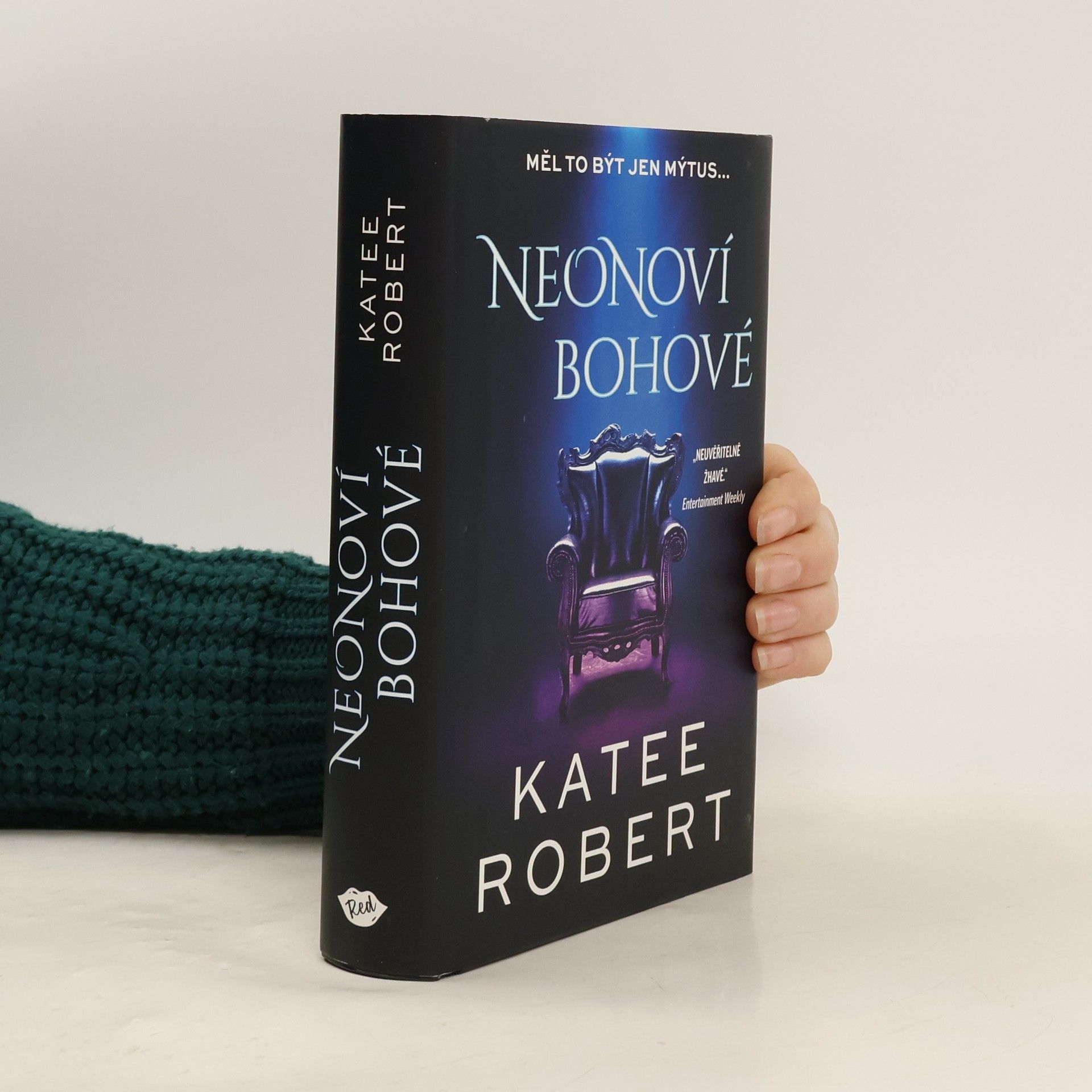 Katee Robert Neonoví bohové