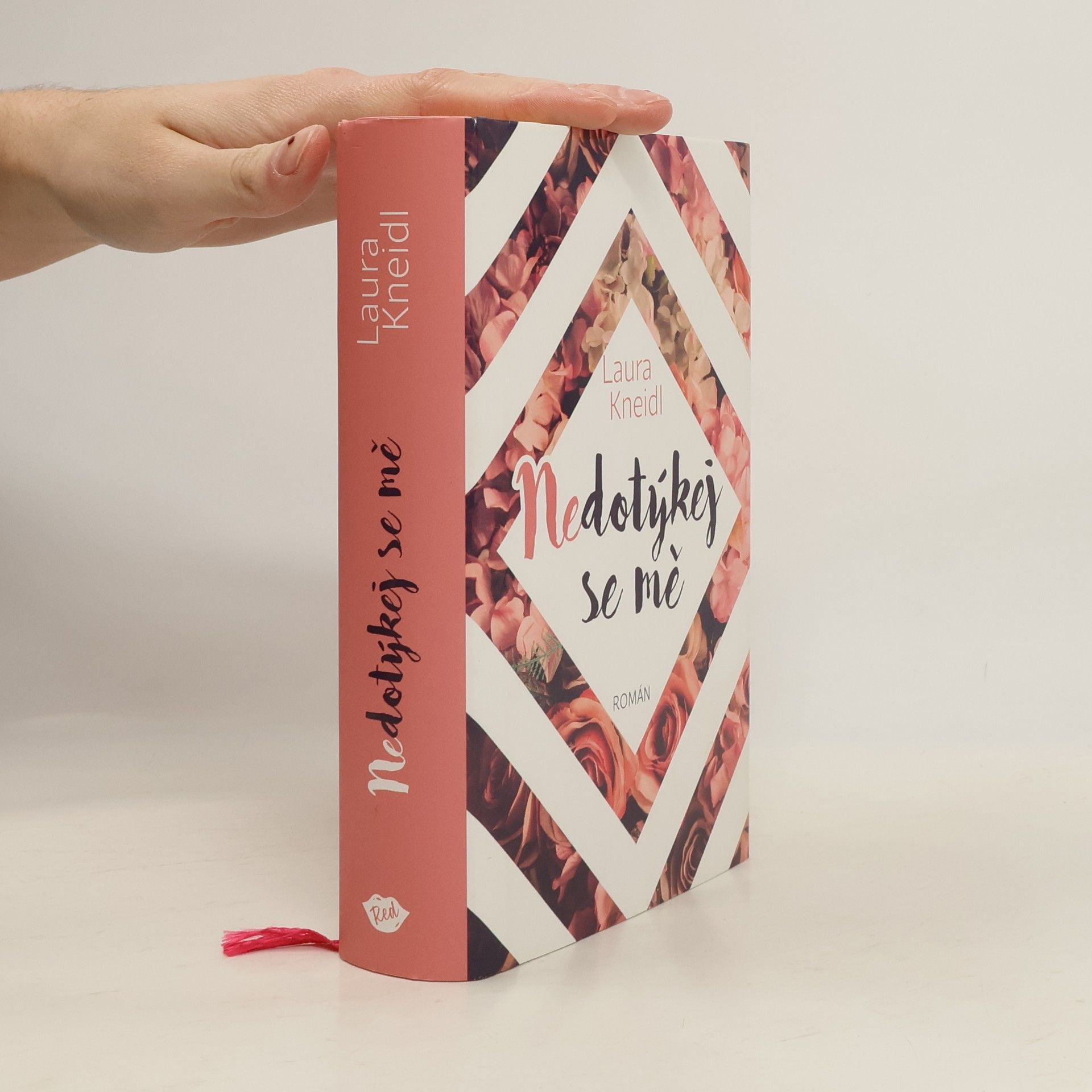 Laura Kneidl Nedotýkej se mě