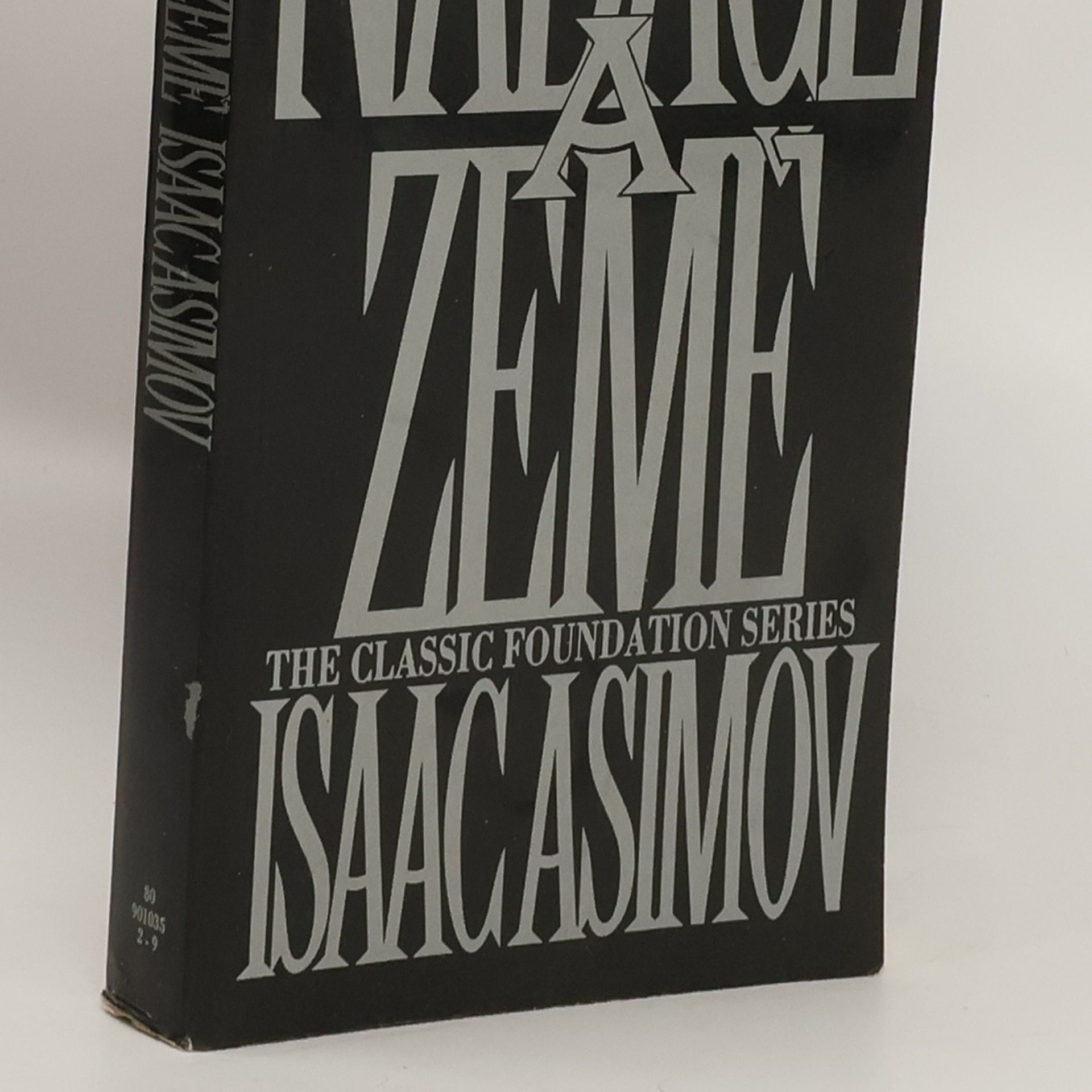 Isaac Asimov Nadace a Země