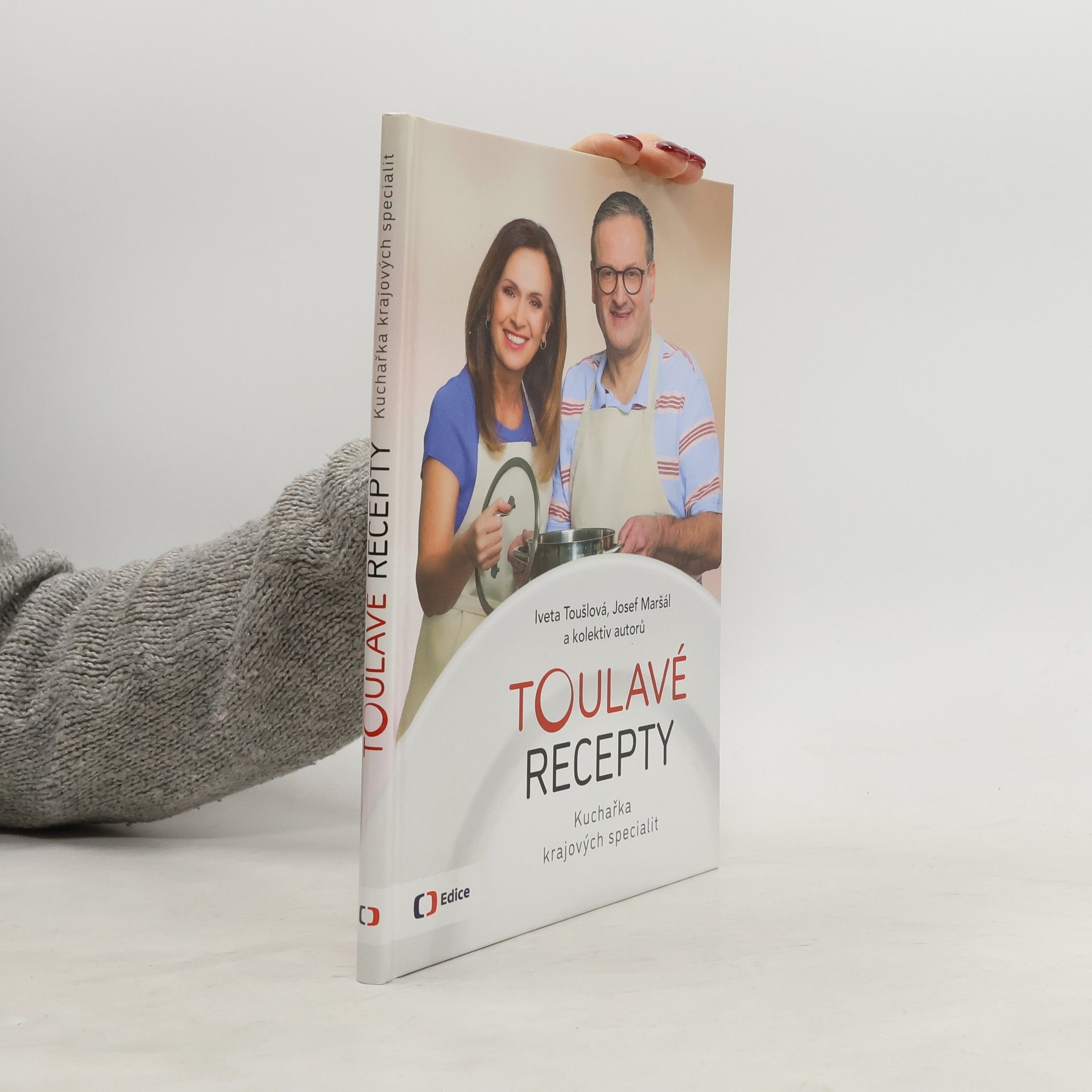 Iveta Toušlová Toulavé recepty : kuchařka krajových specialit