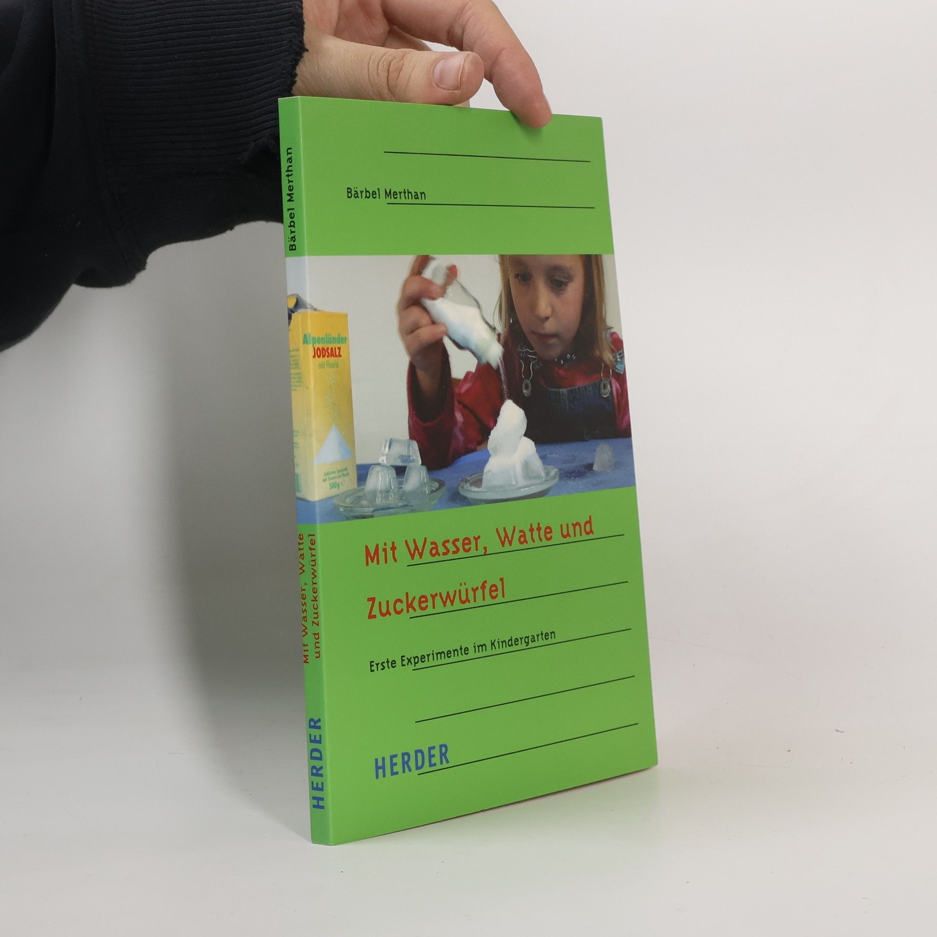 Mit Wasser, Watte und Zuckerwürfel