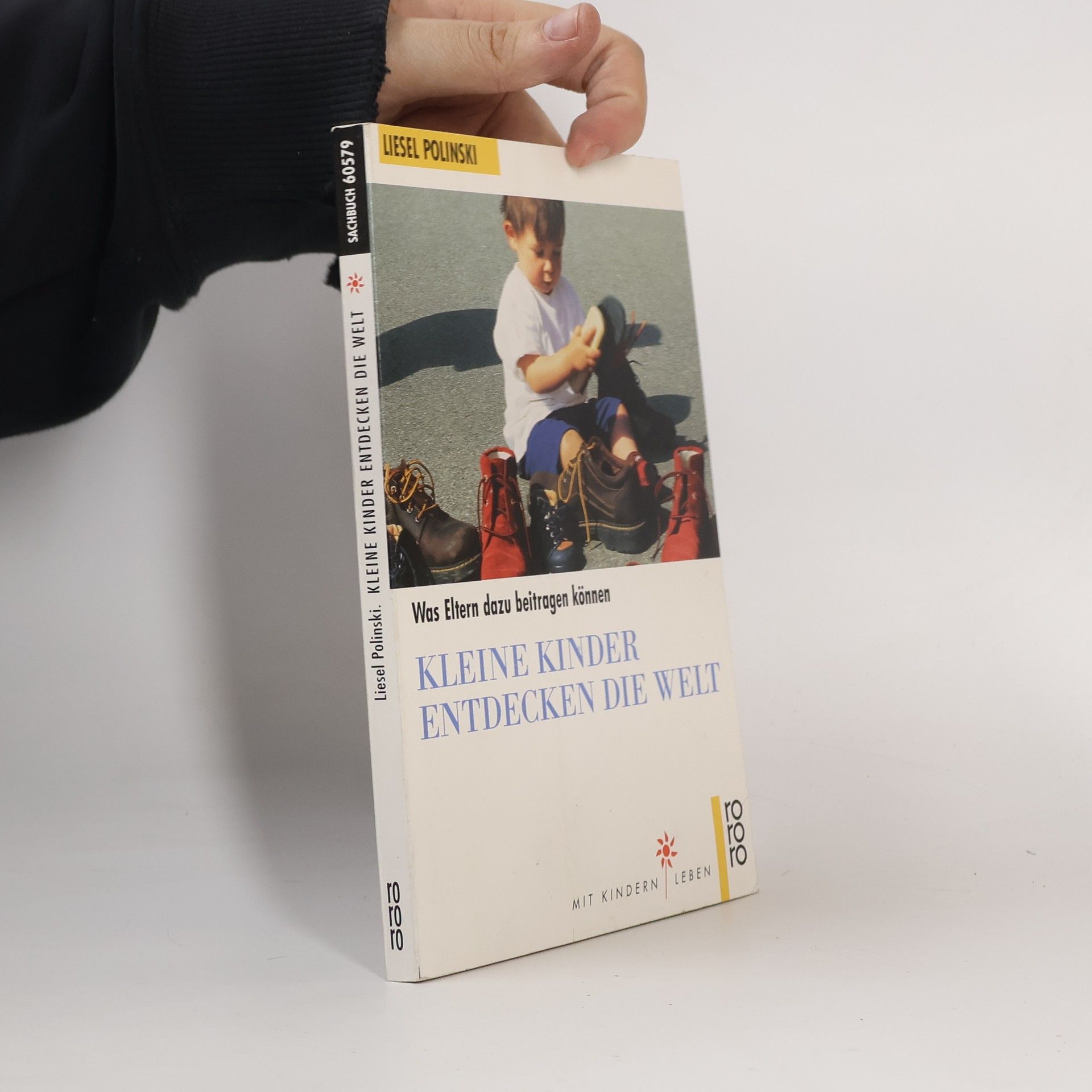 Kleine Kinder entdecken die Welt