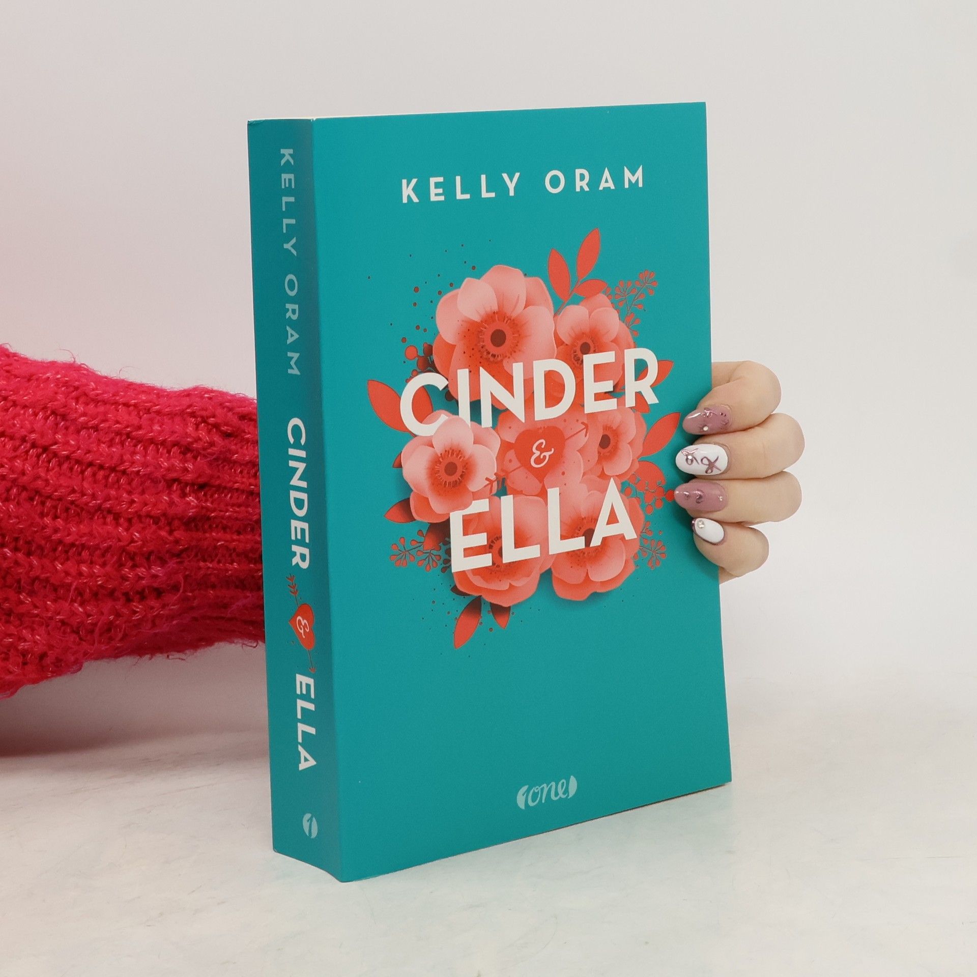 Kelly Oram Cinder & Ella 1