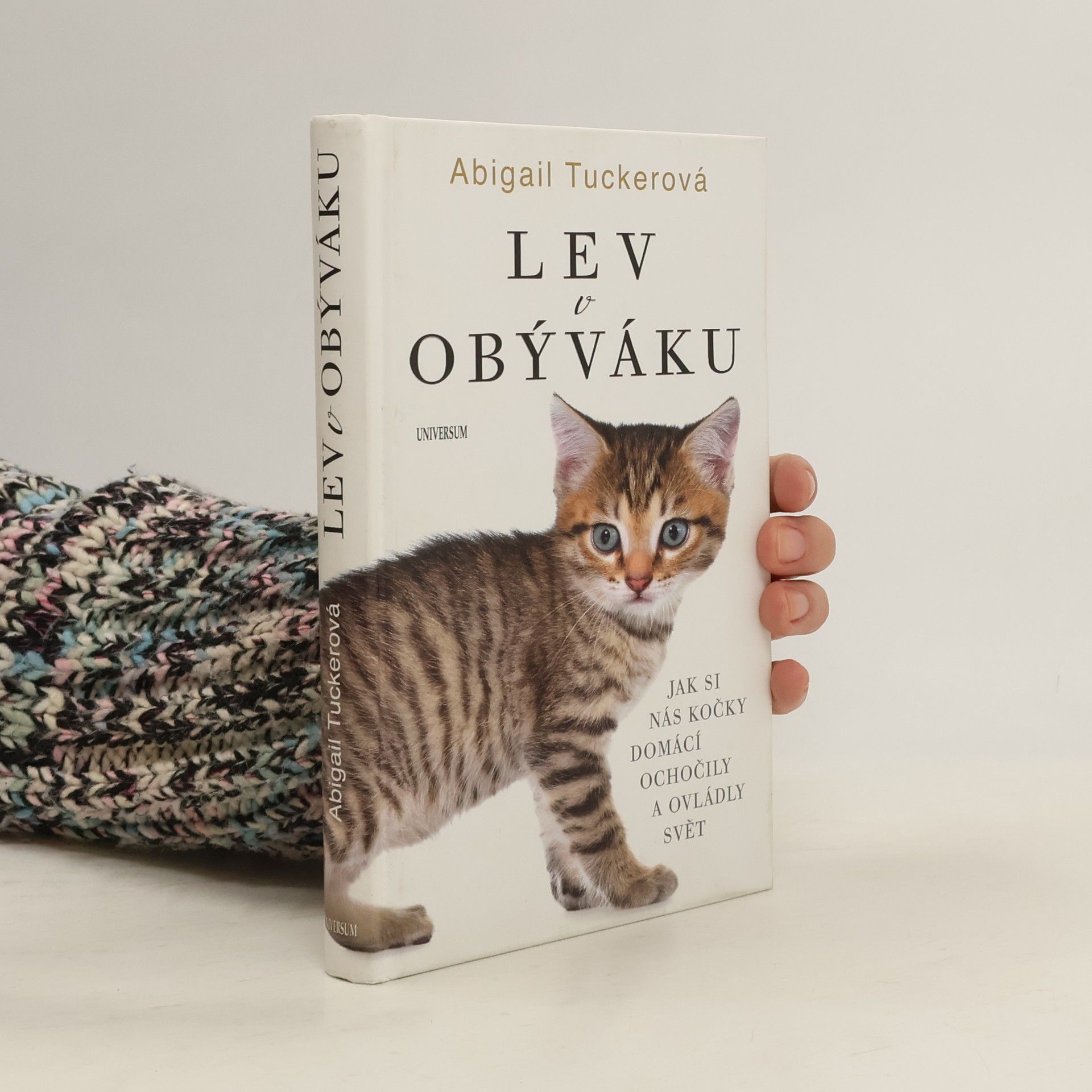 Abigail Tucker Lev v obýváku: Jak si nás kočky domácí ochočily a ovládly svět