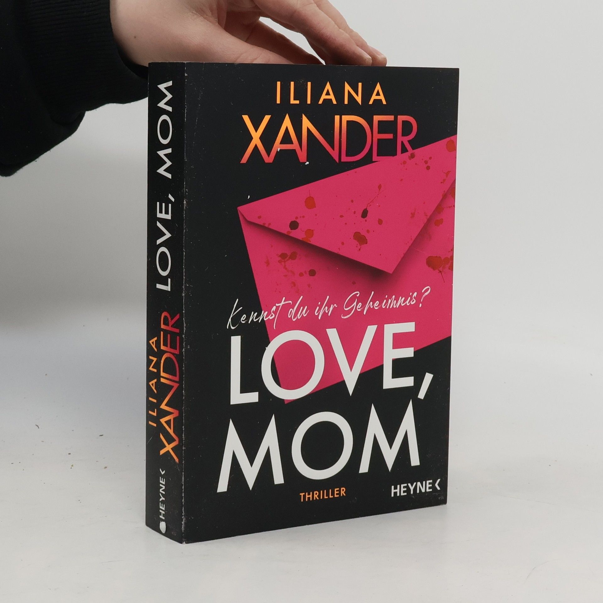 Iliana Xander Love, Mom