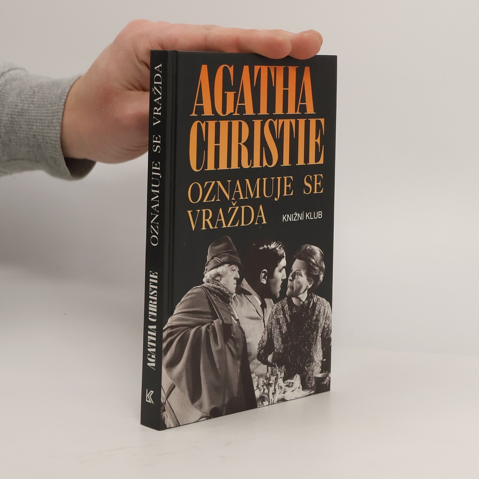 Agatha Christie Oznamuje se vražda