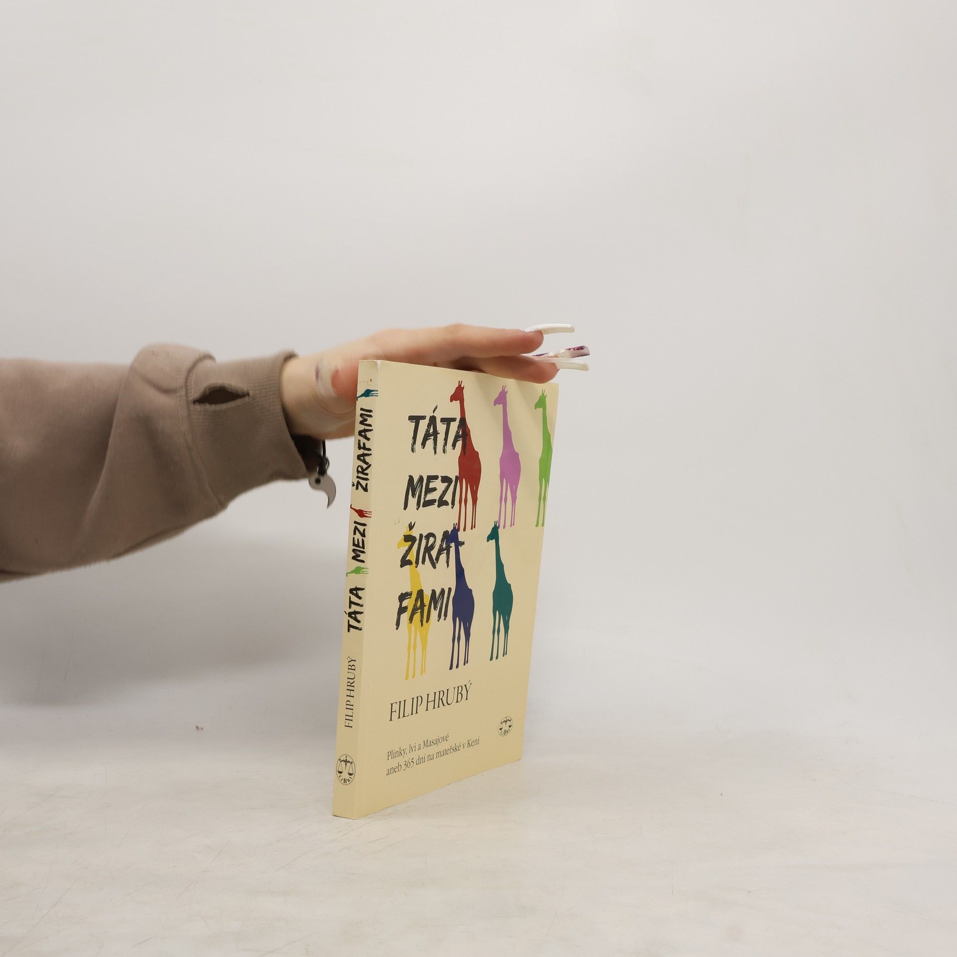 Filip Hrubý Táta mezi žirafami: Plínky, lvi a Masajové, aneb, 365 dní na mateřské v Keni