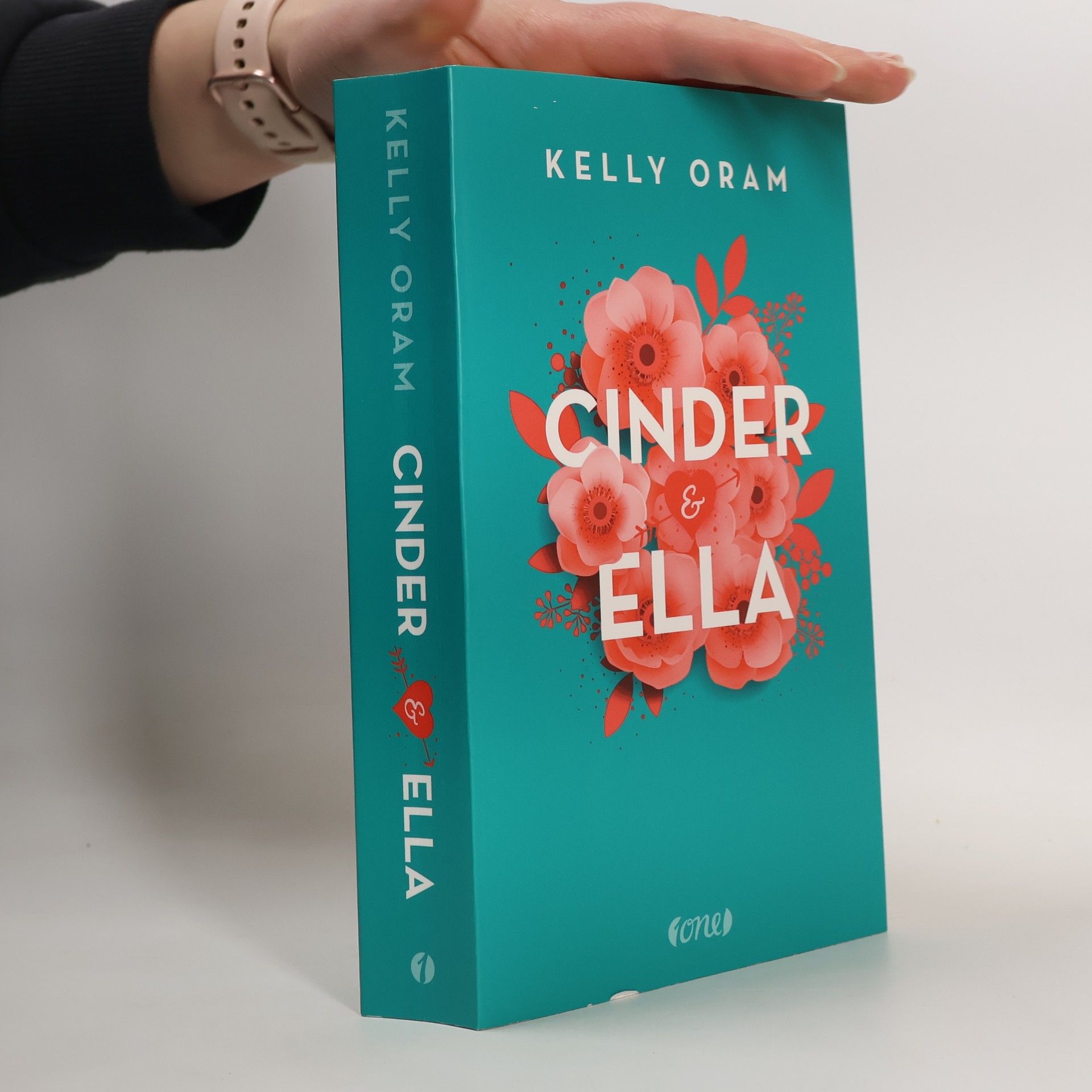 Kelly Oram Cinder & Ella 1