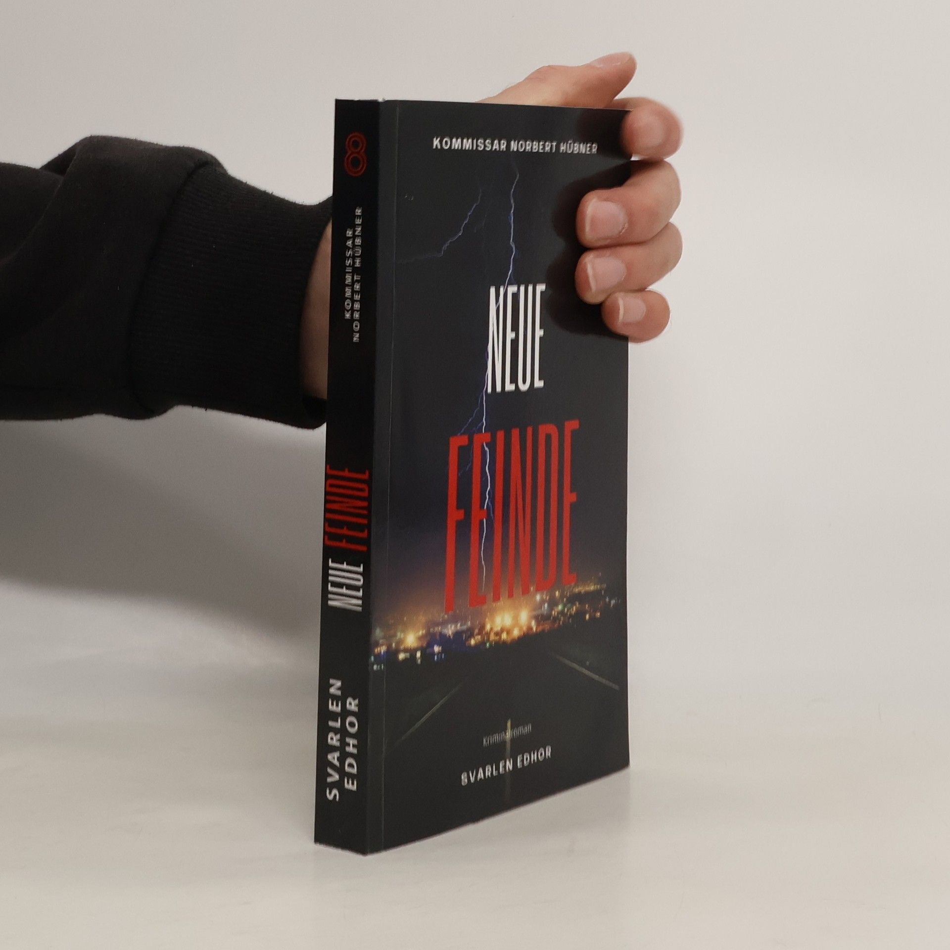 Svarlen Edhor Kommissar Norbert Hübner ermittelt - 8: Neue Feinde