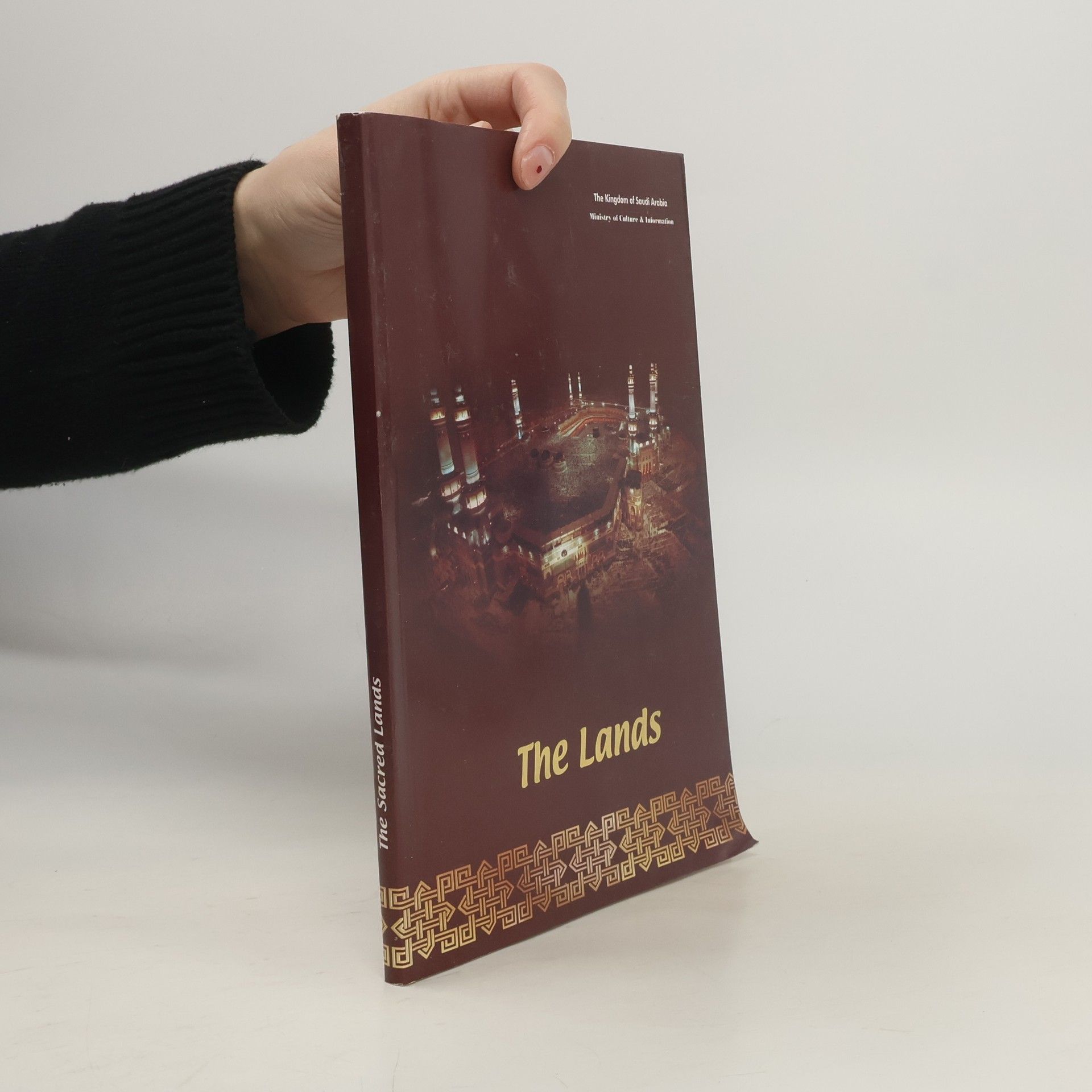 Saudi Arabia. Wizārat al-Thaqāfah wa-al-Iʻlām The Sacred Lands