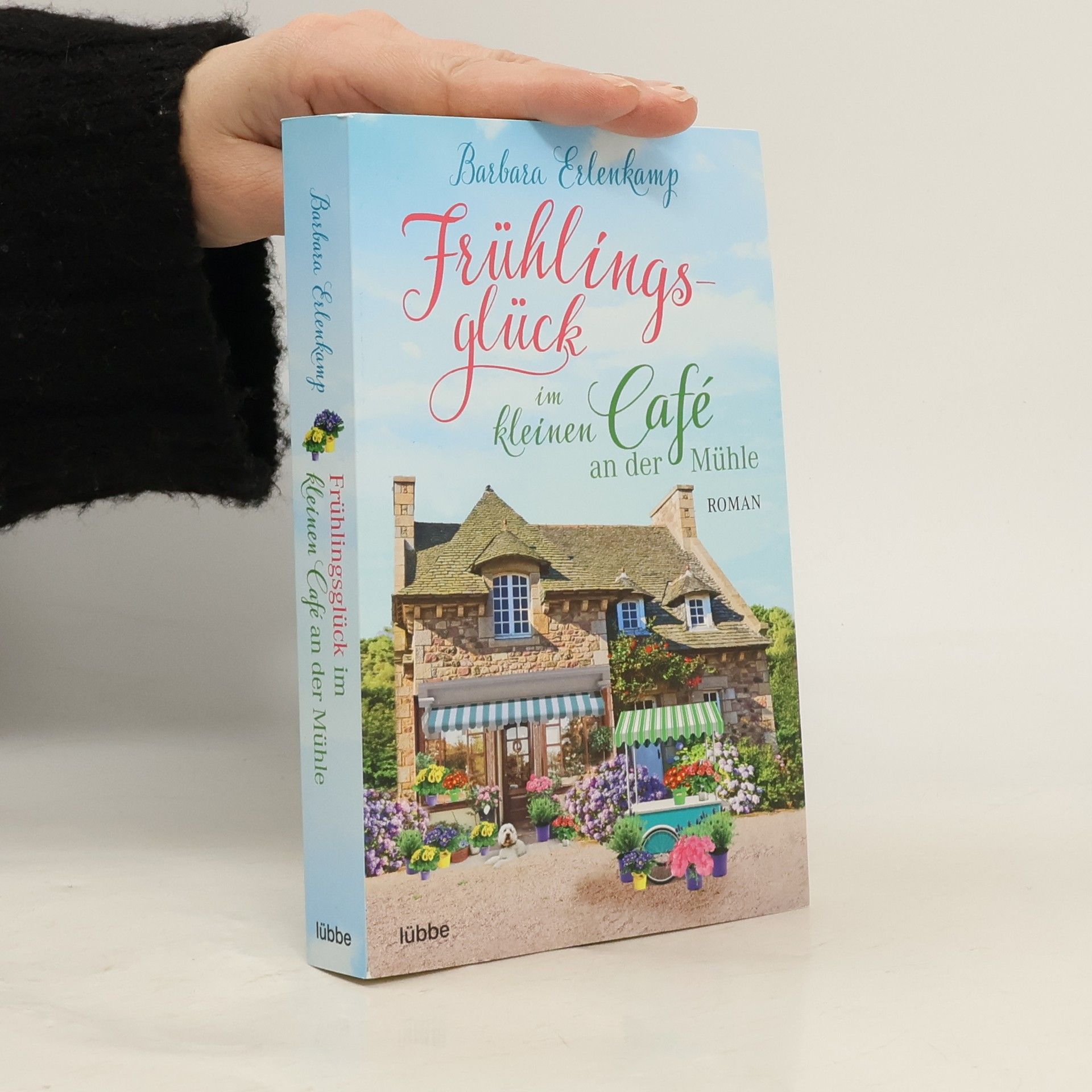 Frühlingsglück im kleinen Café an der Mühle