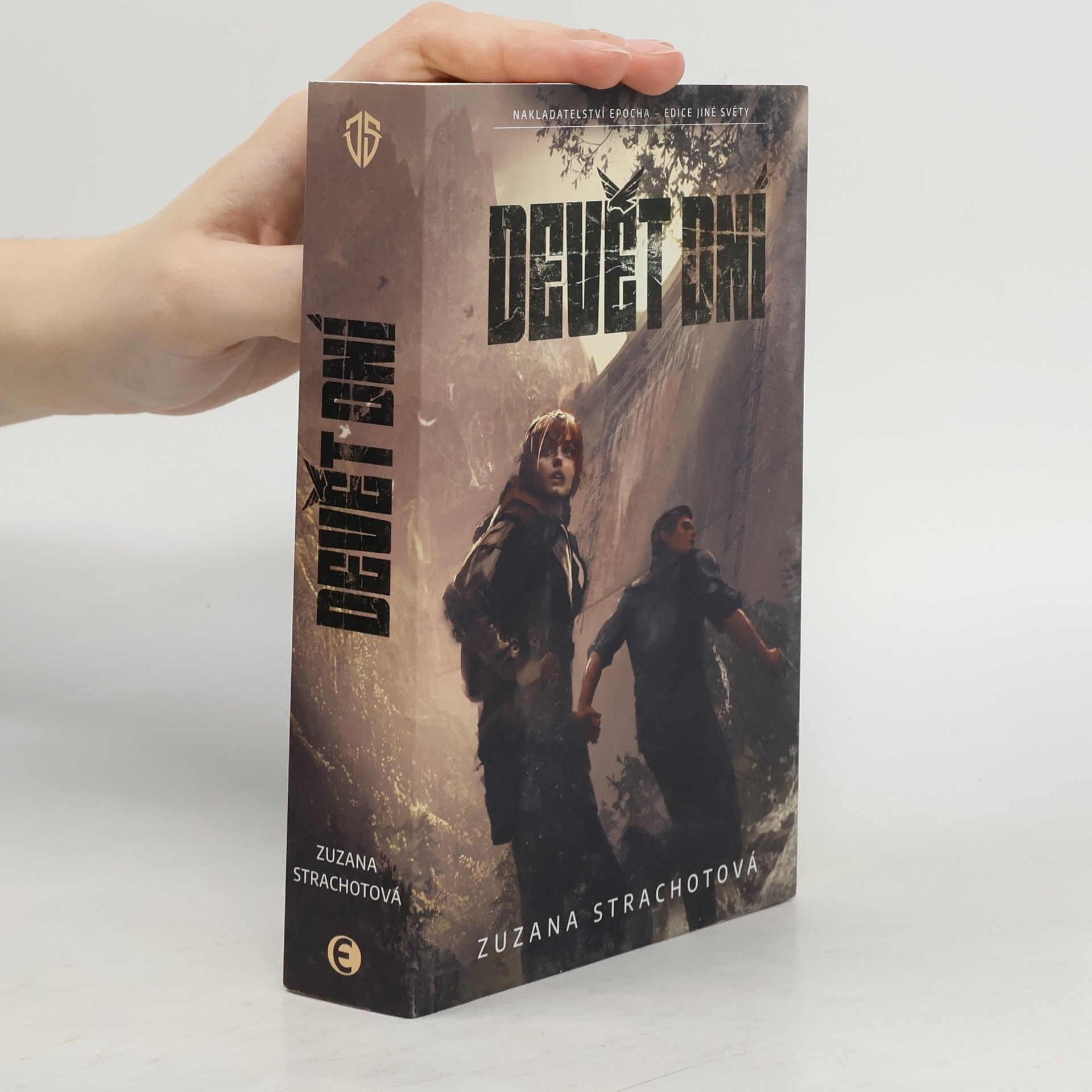 Zuzana Strachotová Devět dní