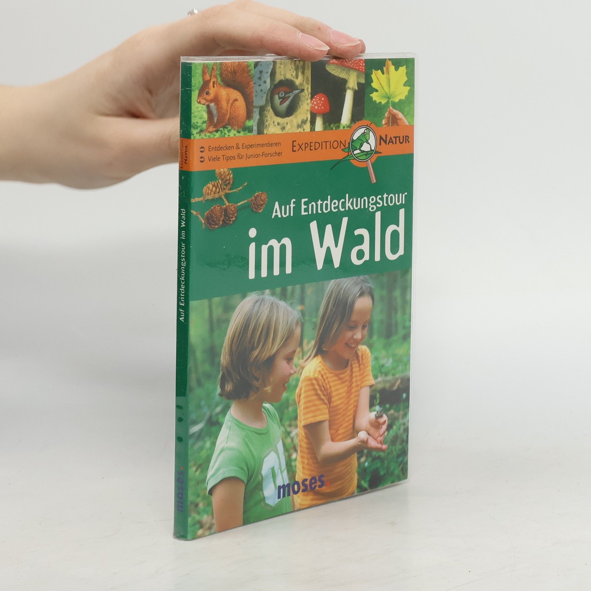 Bärbel Oftring Auf Entdeckungstour im Wald