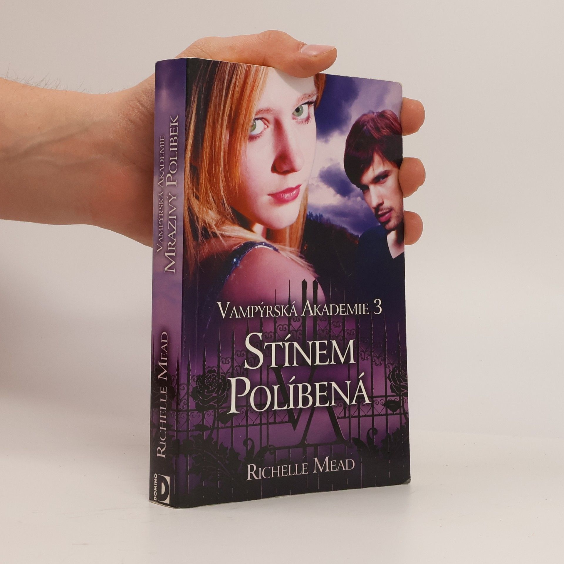 Richelle Mead Vampýrská akademie 3: Stínem políbená.