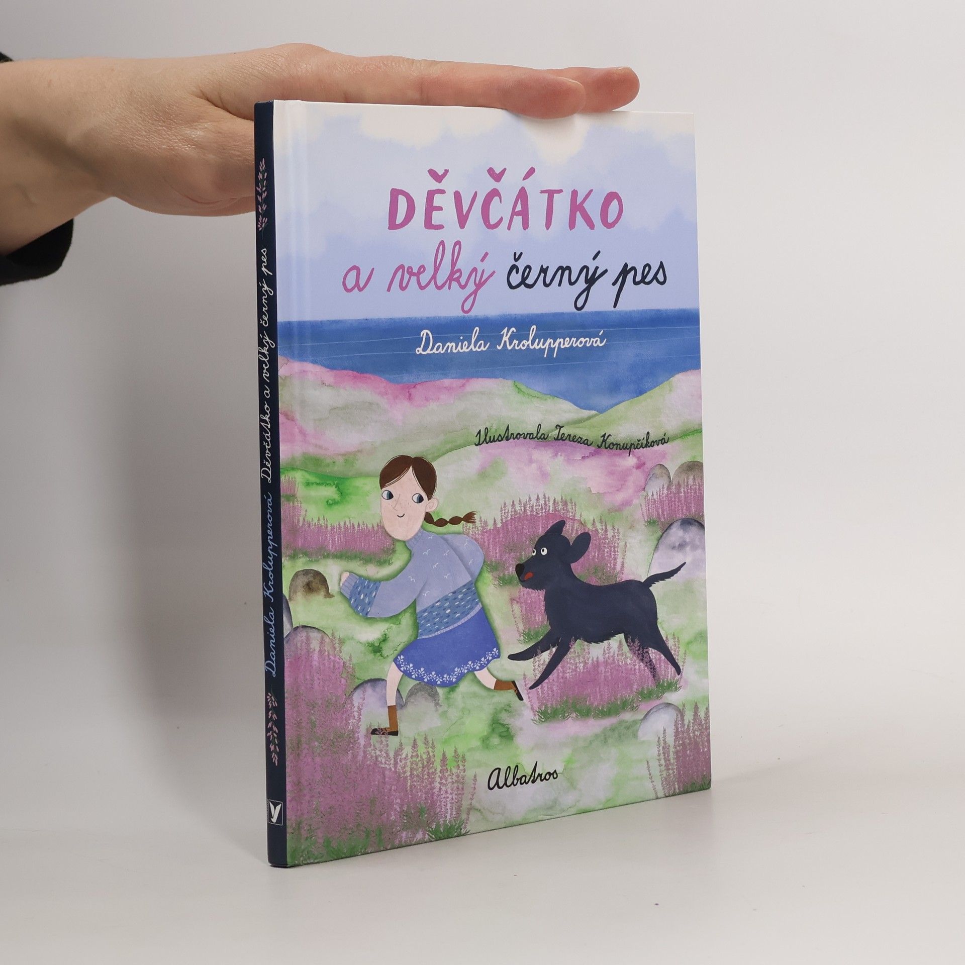 Děvčátko a velký černý pes