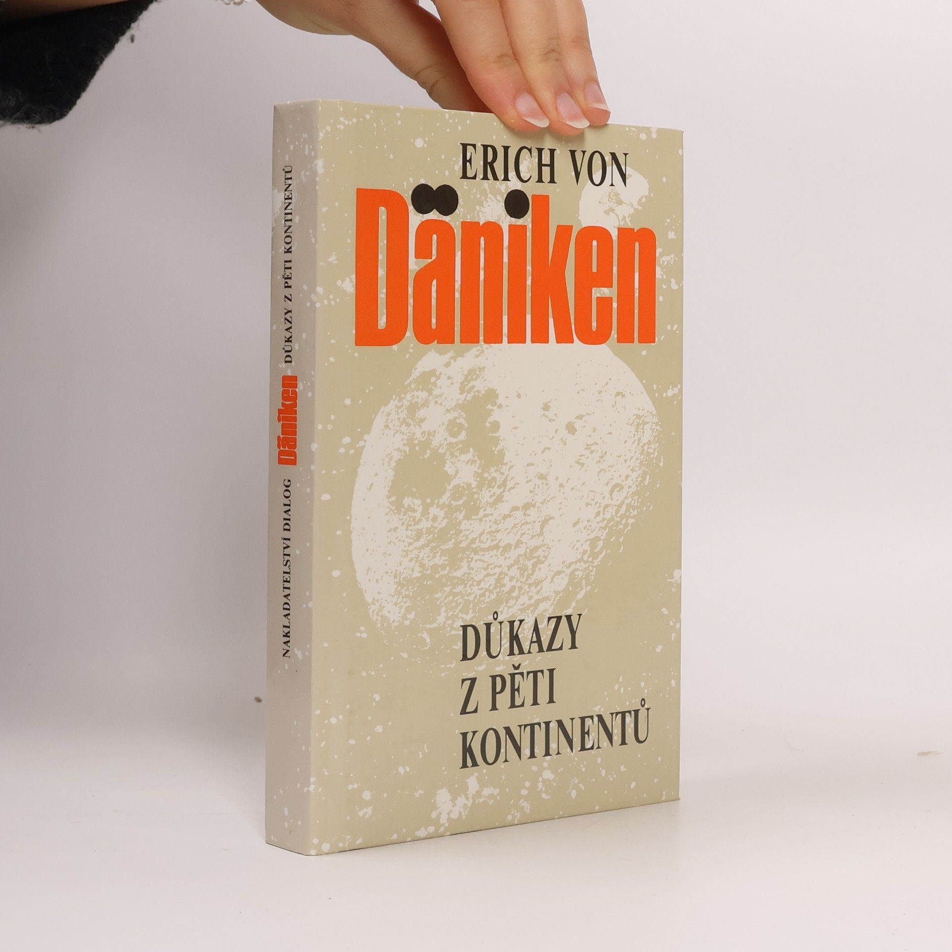 Erich von Däniken Důkazy z pěti kontinentů