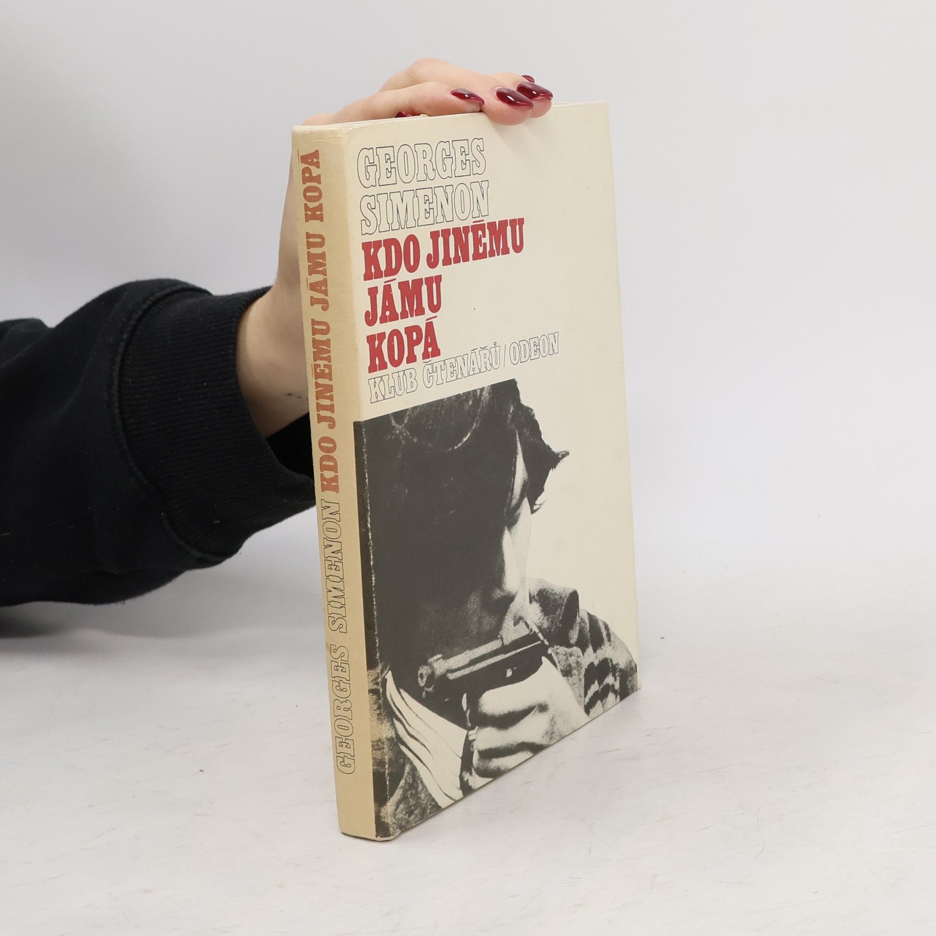 Georges Simenon Kdo jinému jámu kopá