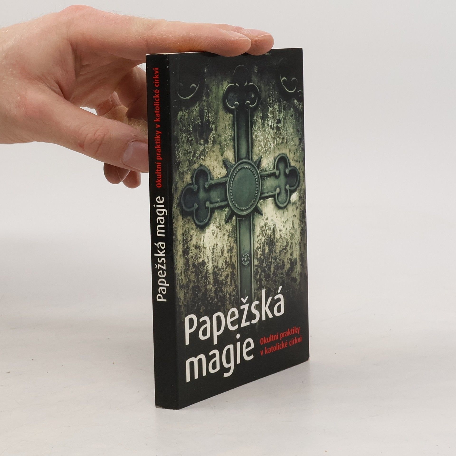 Simon Papežská magie. Okultní praktiky v katolické církvi.