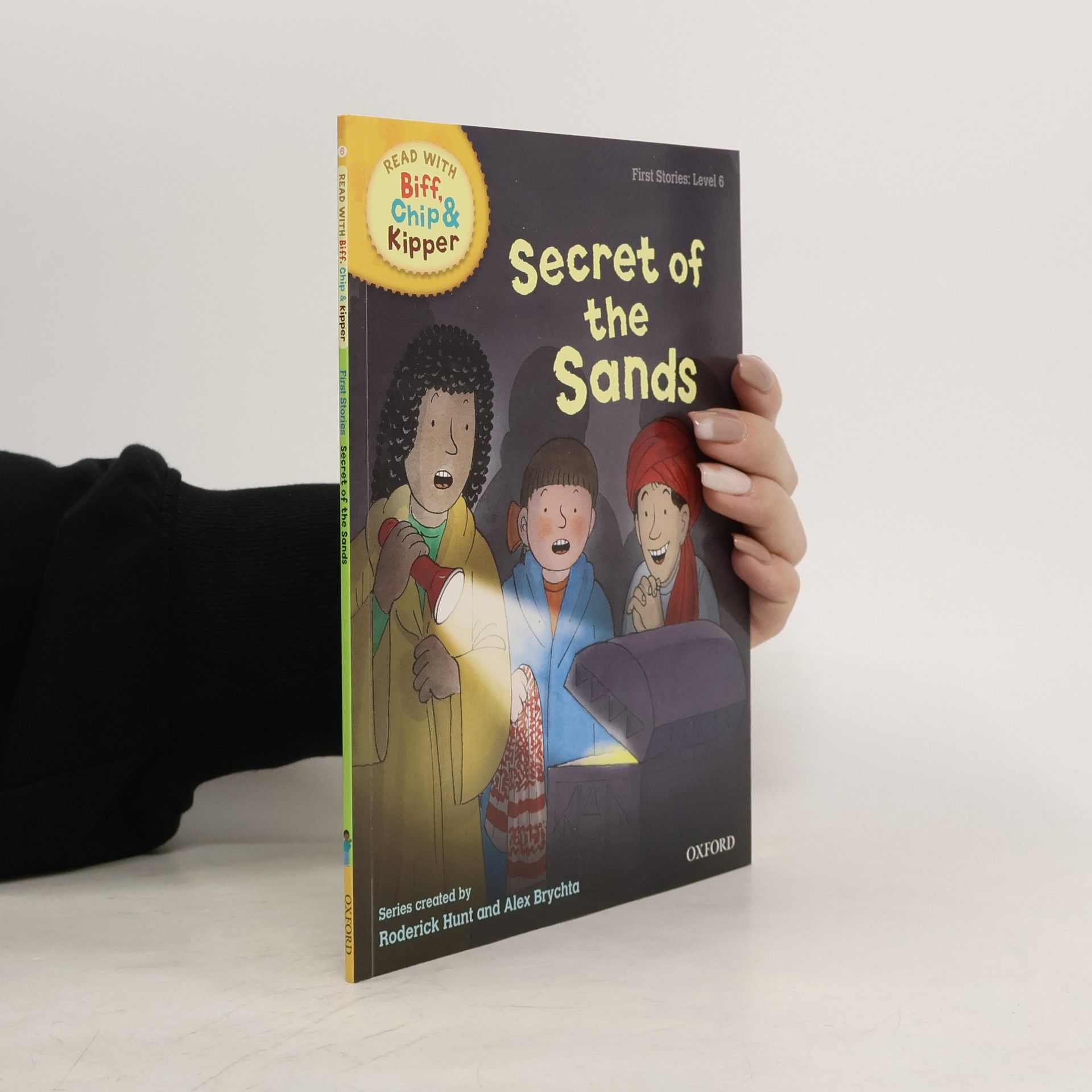 Roderick Hunt Read with Biff, Chip & Kipper Level 6. Secret of the Sands