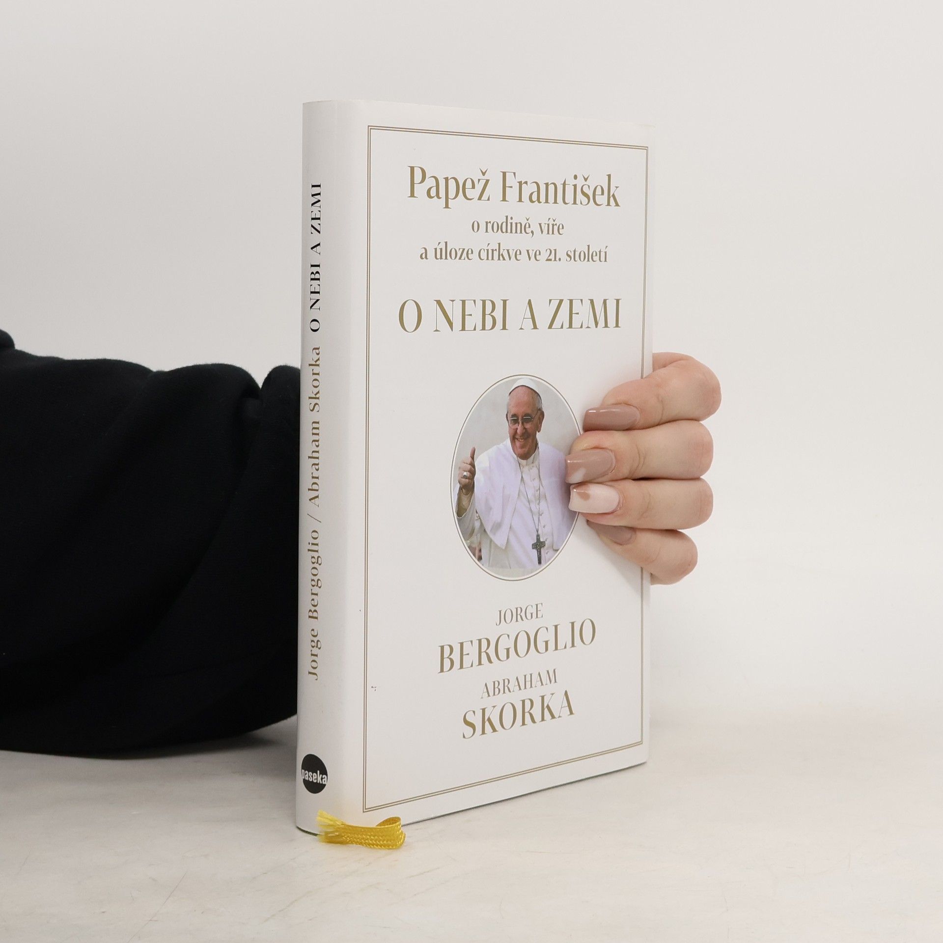O nebi a zemi : [papež František o rodině, víře a úloze církve ve 21. století]