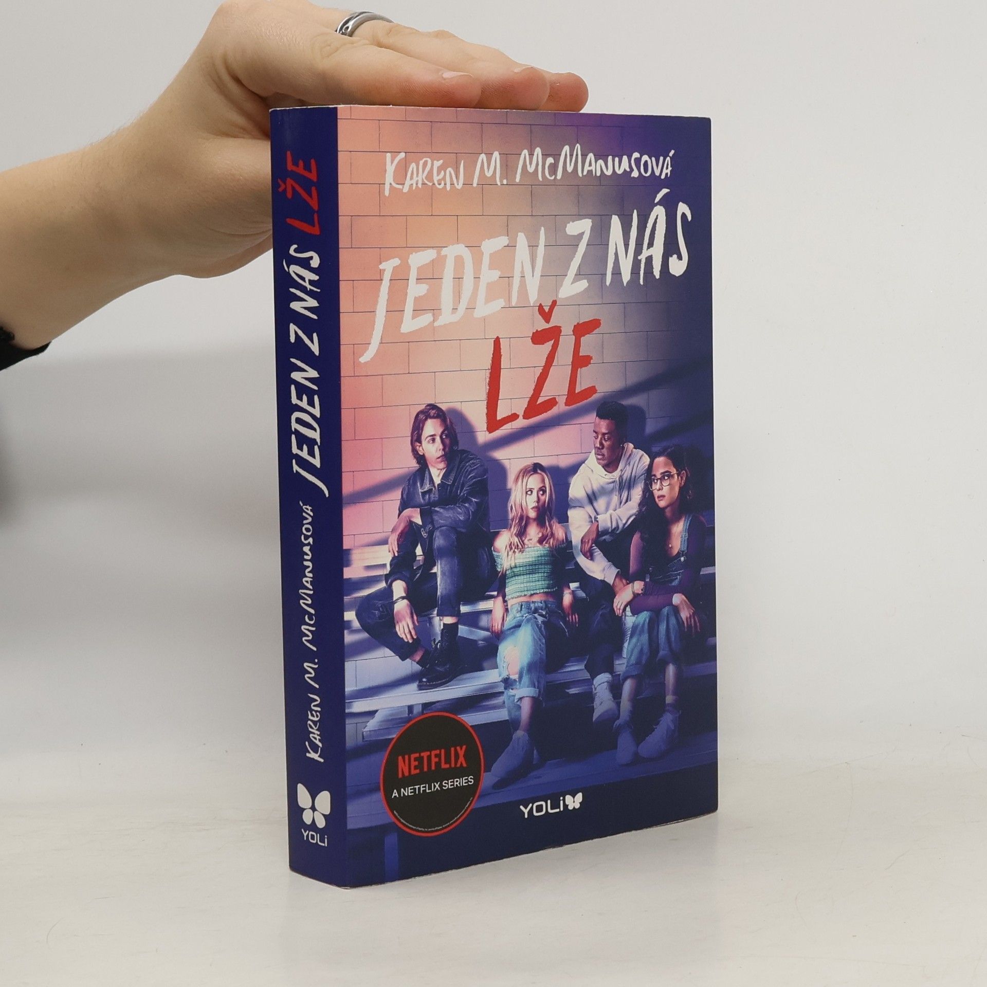 Karen M. McManus Jeden z nás lže