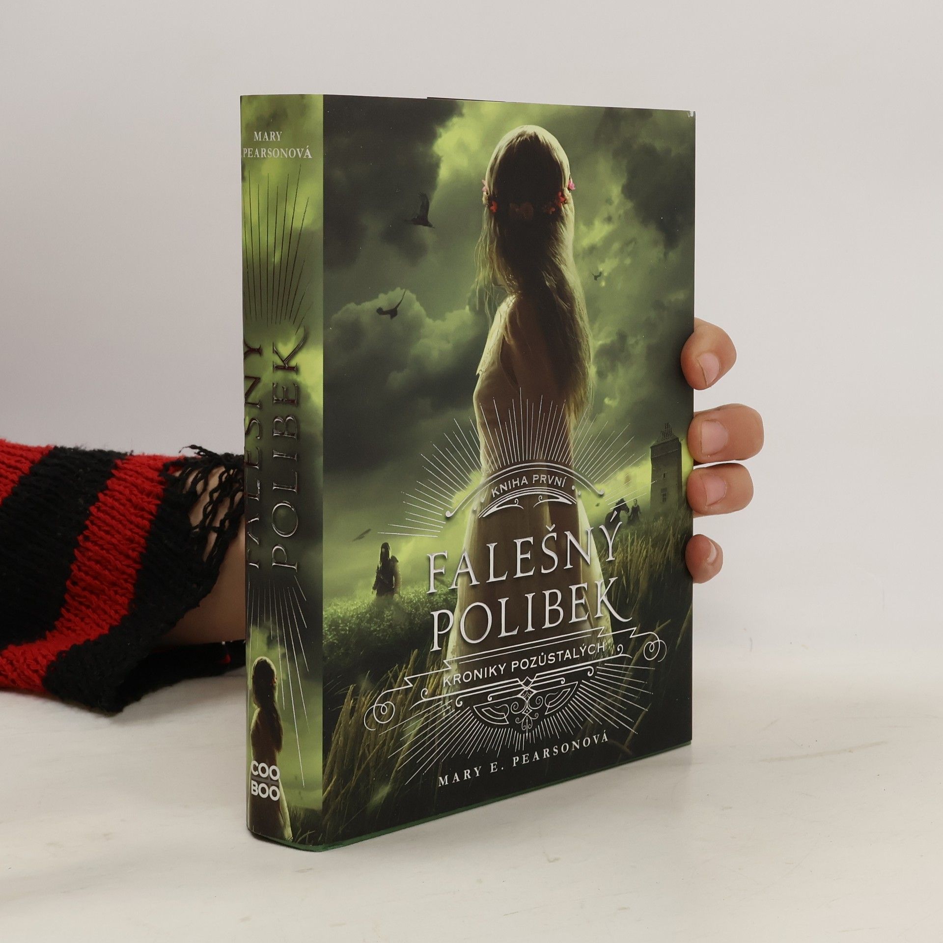 Mary E. Pearson Kroniky pozůstalých. Kniha první, Falešný polibek
