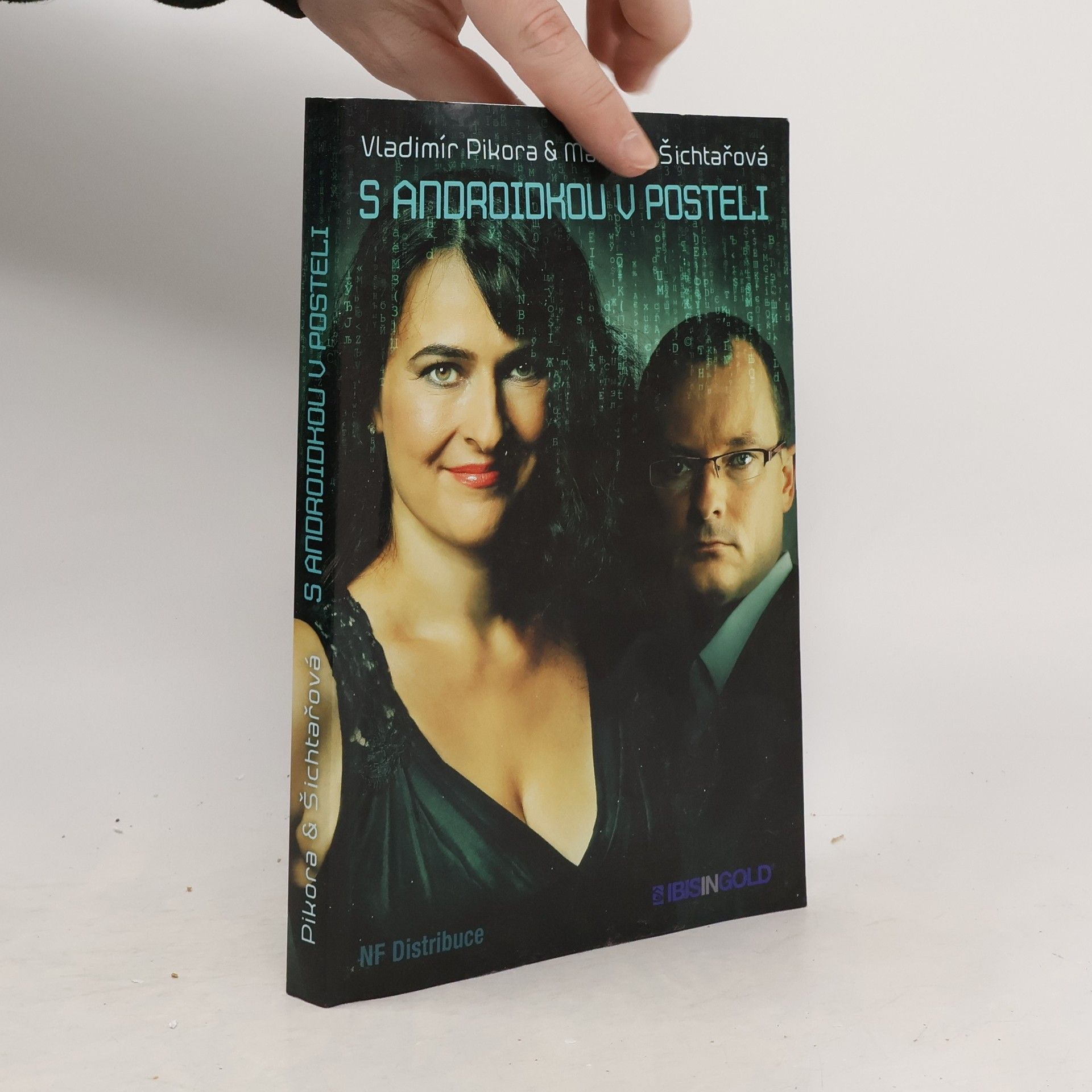 S androidkou v posteli