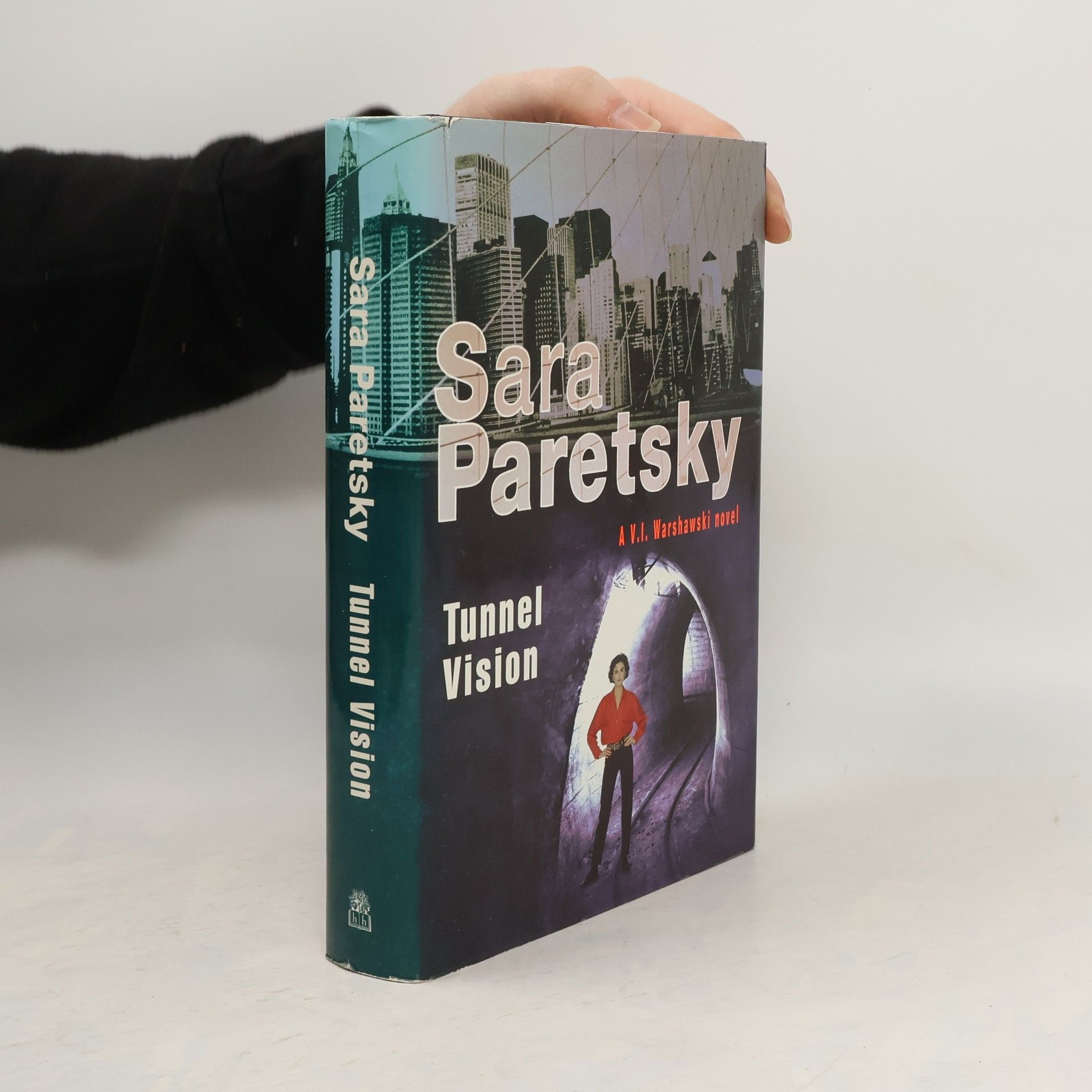 Sara Paretsky Tunnel Vision