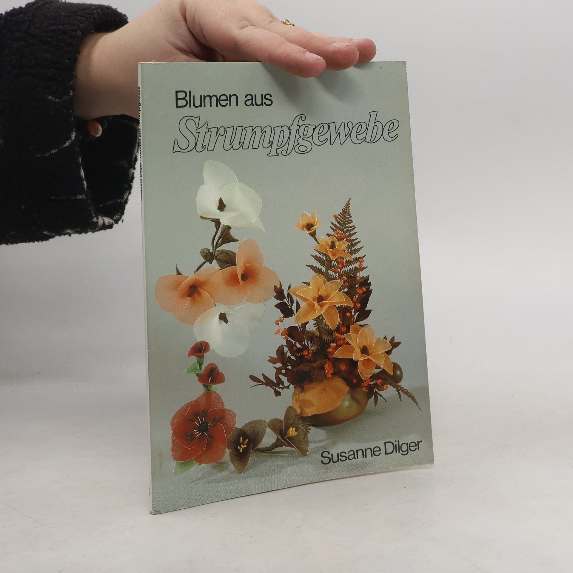 Susanne Dilger Blumen aus Strumpfgewebe