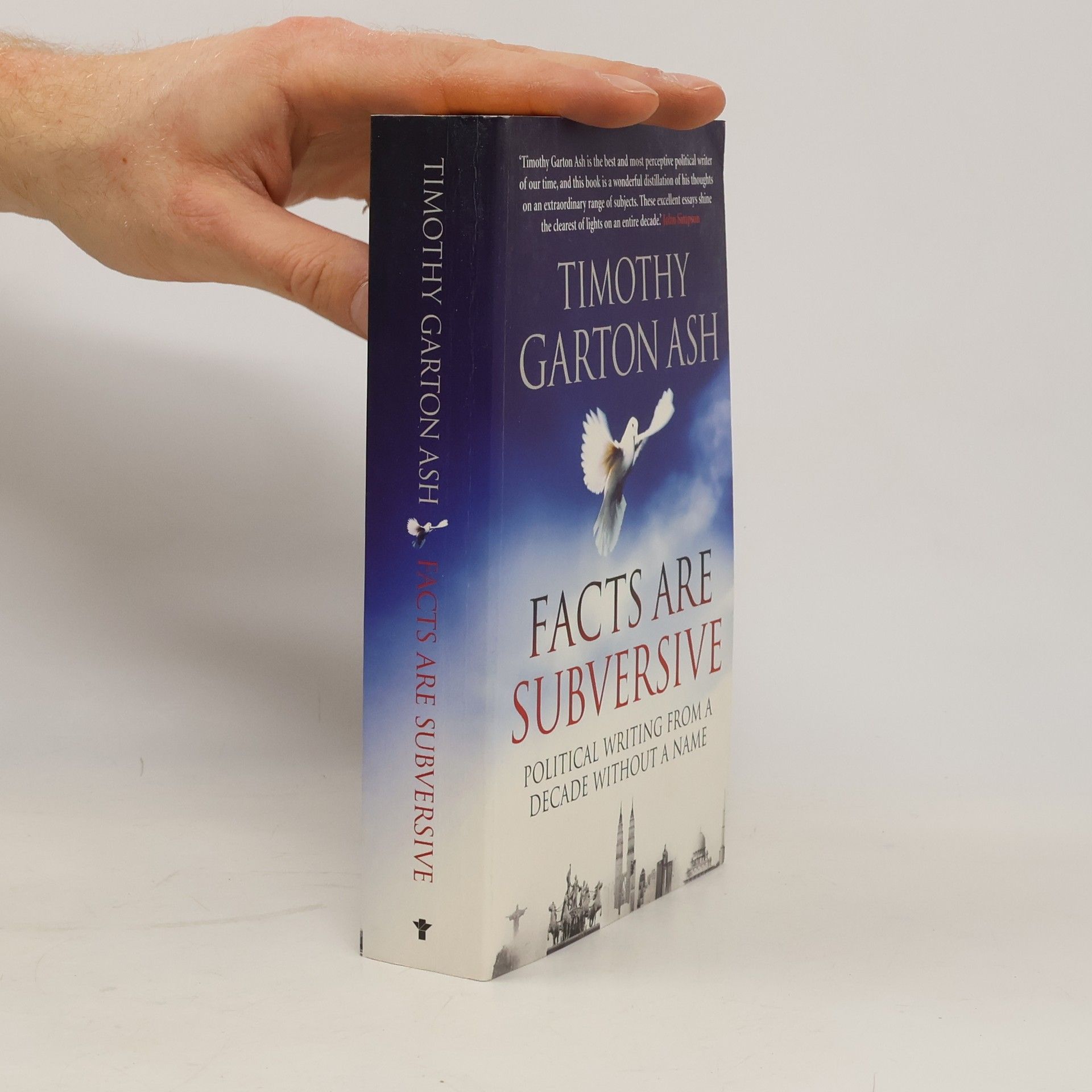 Timothy Garton Ash Facts are Subversive : Political Writing from a Decade Without a Name