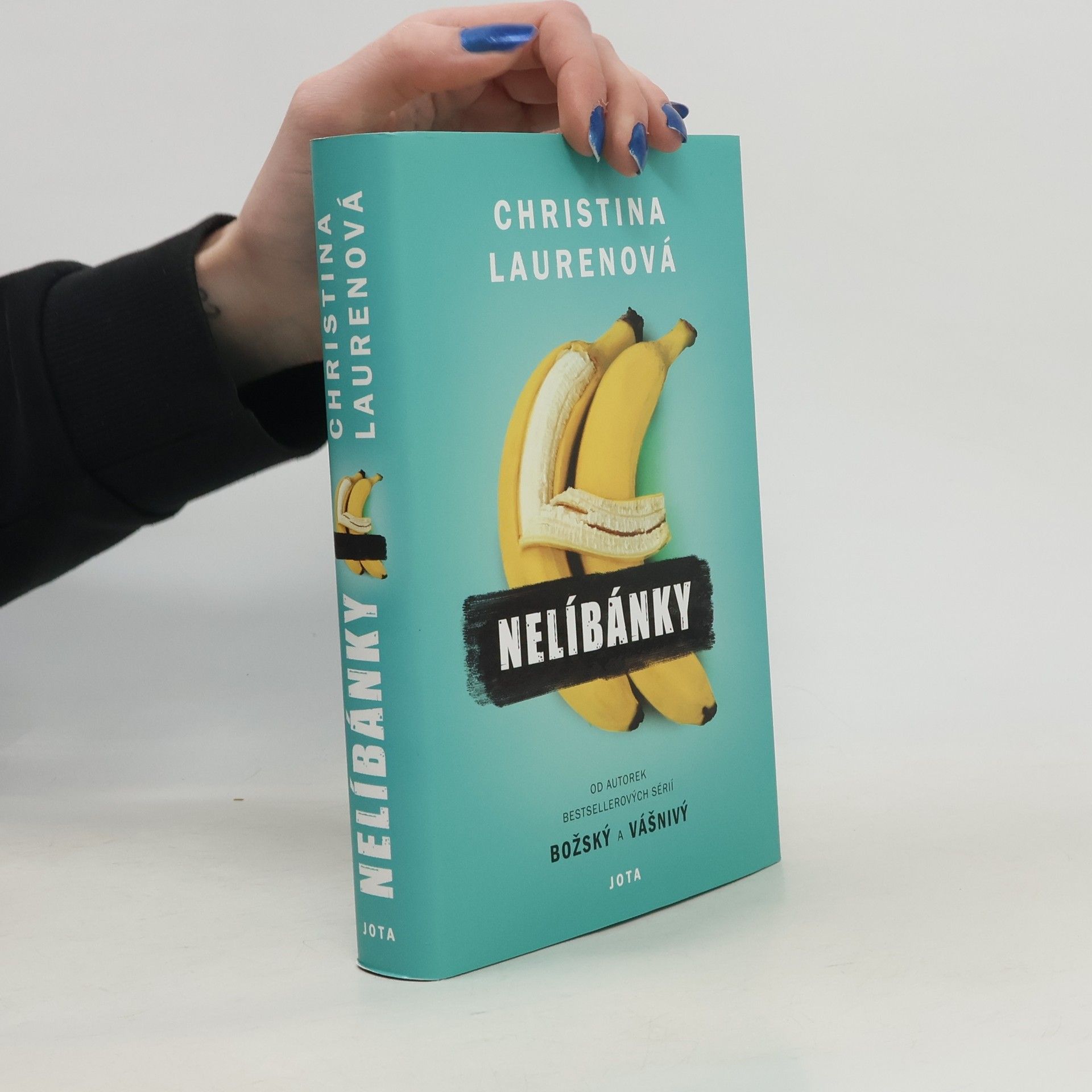 Christina Lauren Nelíbánky