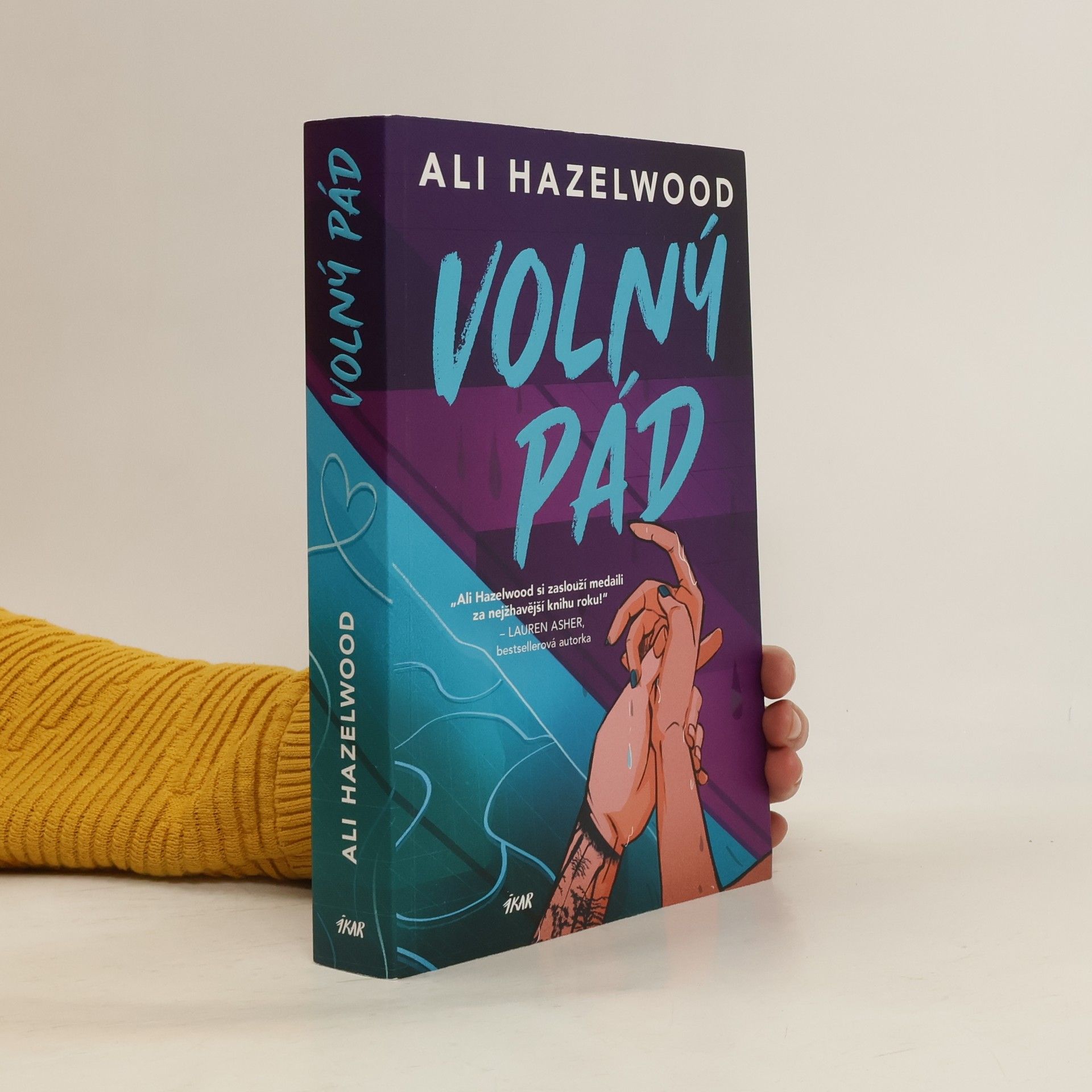 Ali Hazelwood Volný pád