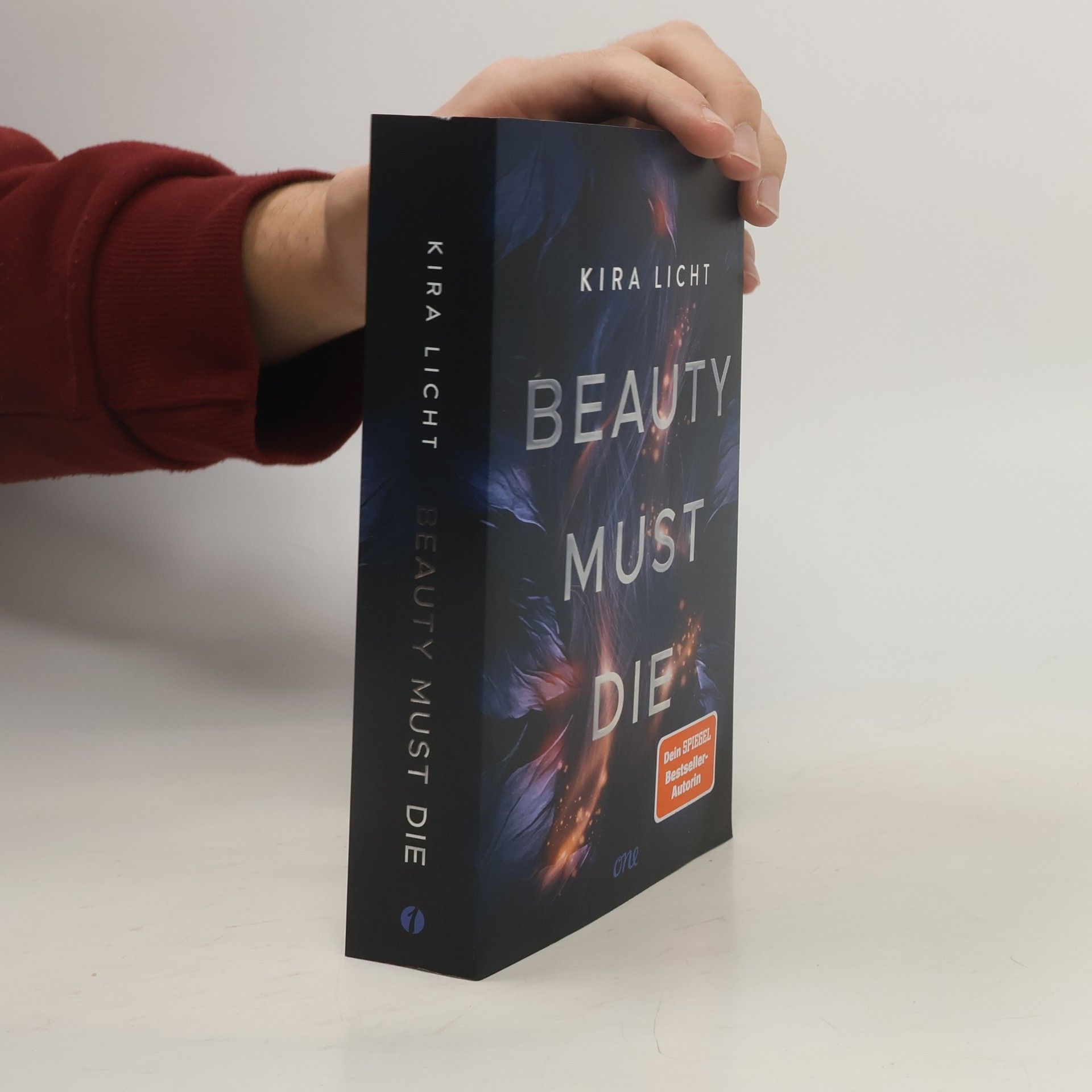 Kira Licht Beauty Must Die