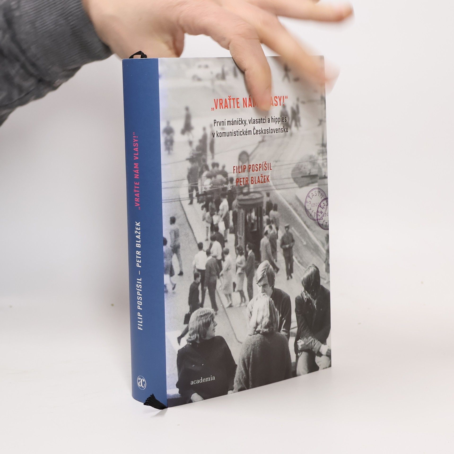 "Vraťte nám vlasy!". První máničky, vlasatci a hippies v komunistickém Československu