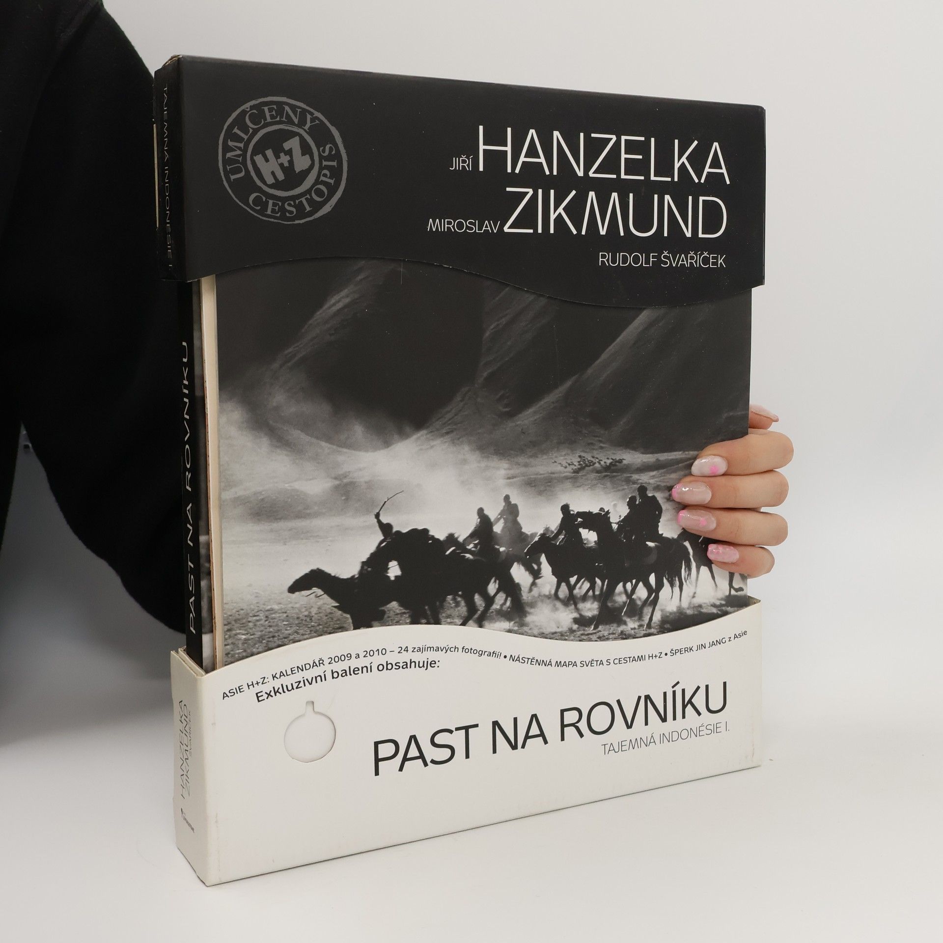 Jiří Hanzelka Past na rovníku: Tajemná Indonésie I.