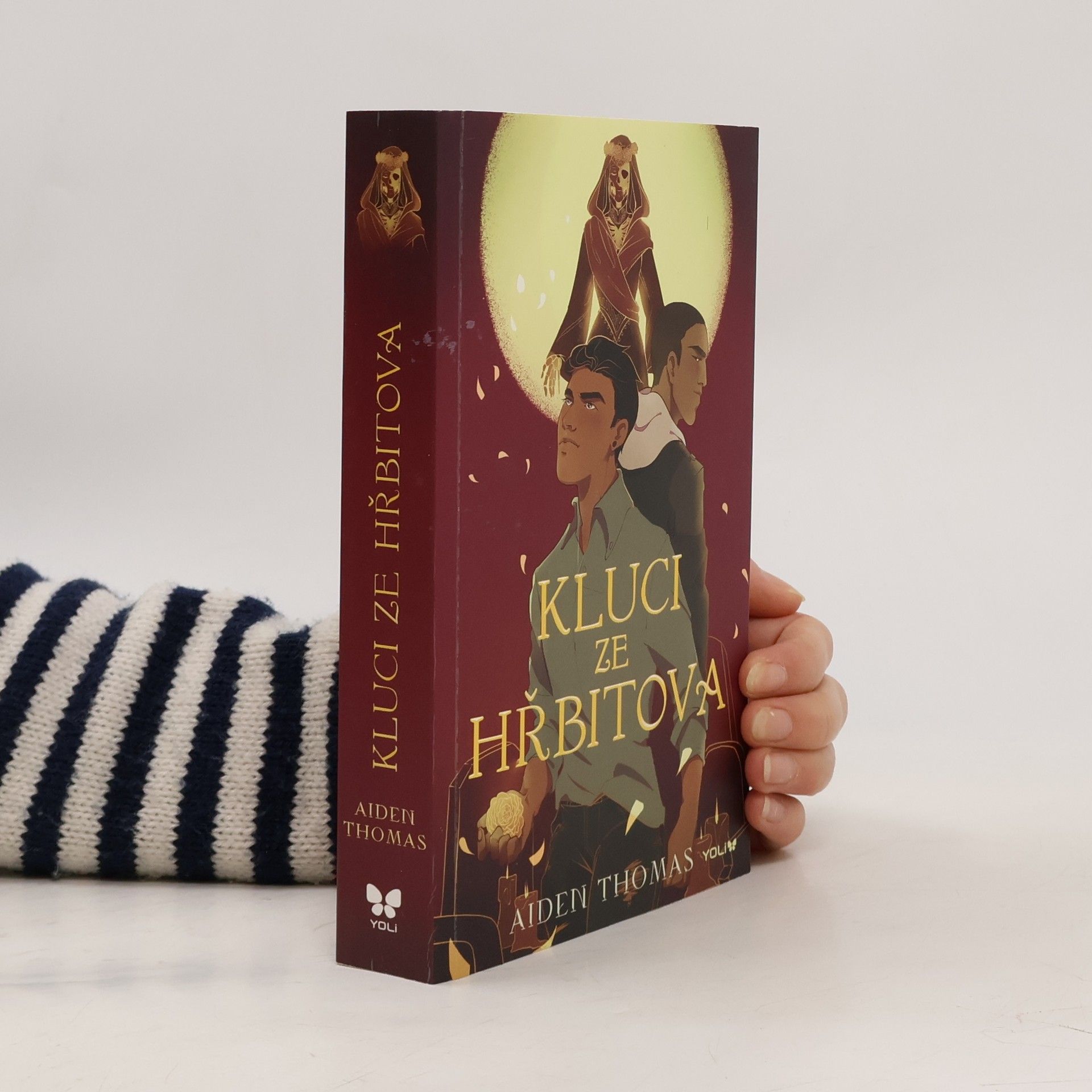 Aiden Thomas Kluci ze hřbitova