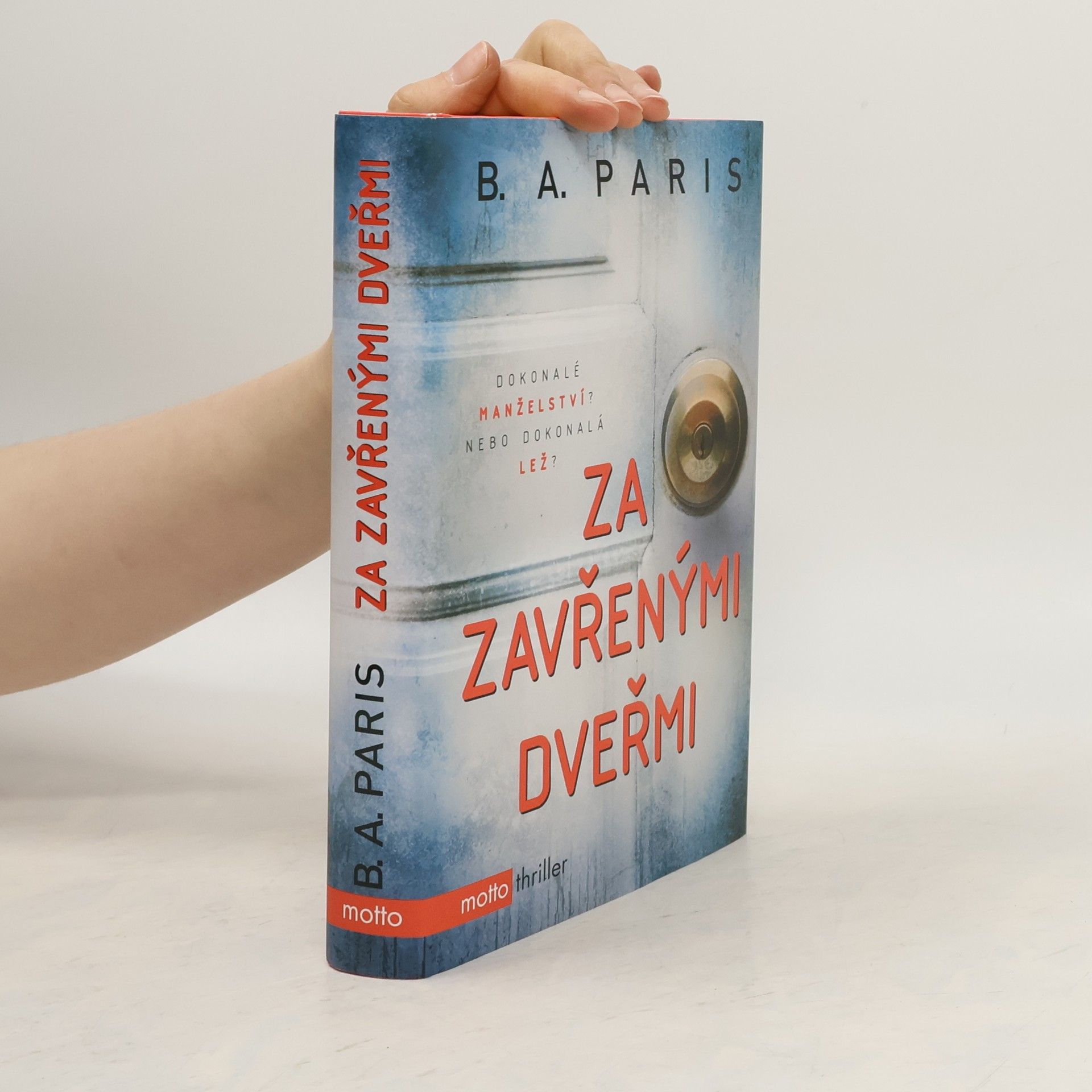 B.A. Paris Za zavřenými dveřmi