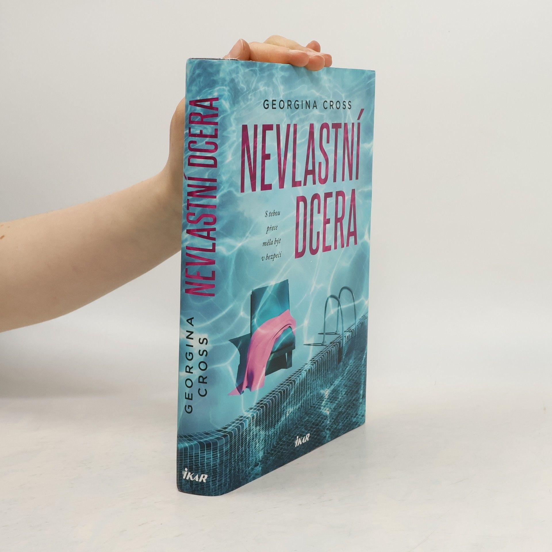 Georgina Cross Nevlastní dcera