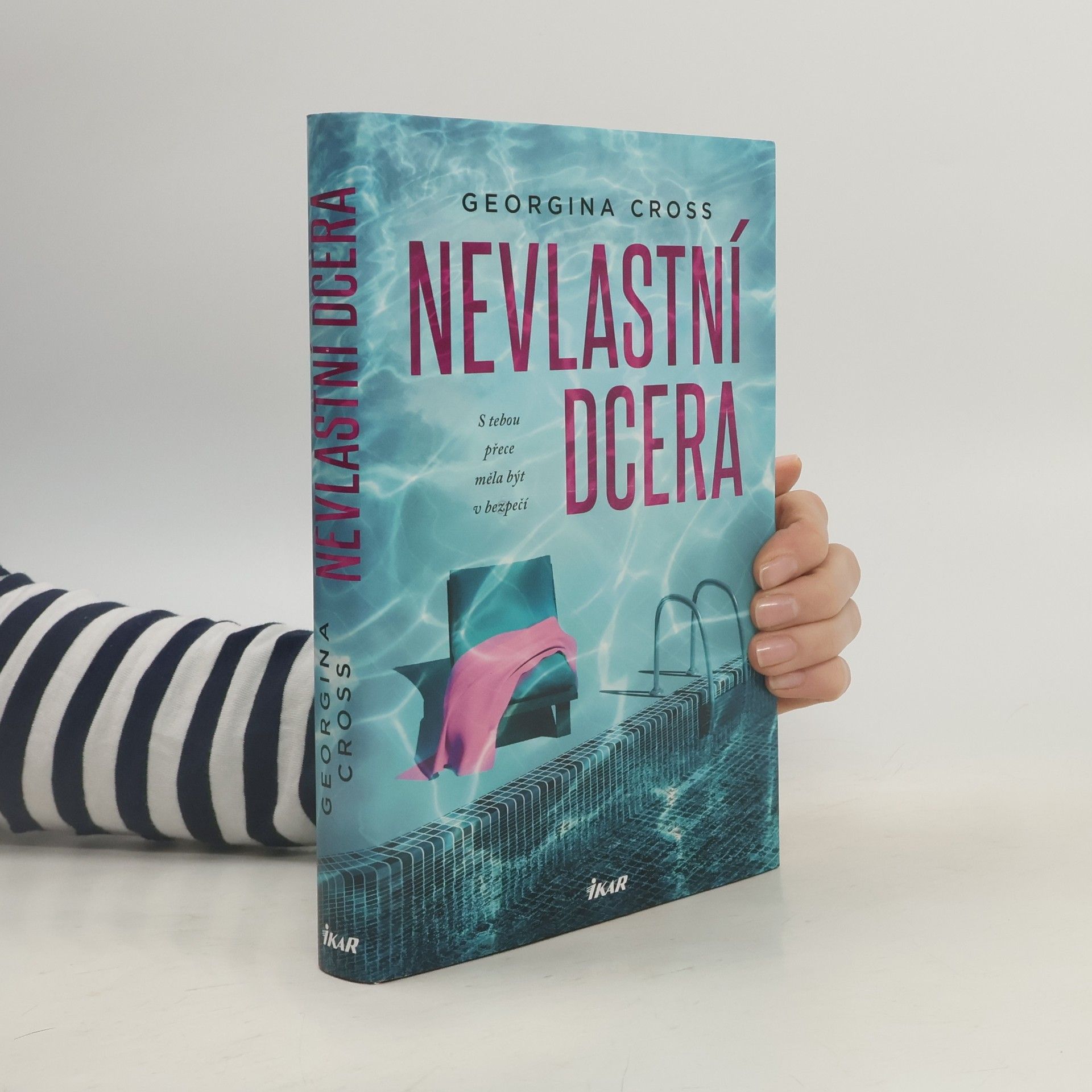 Georgina Cross Nevlastní dcera