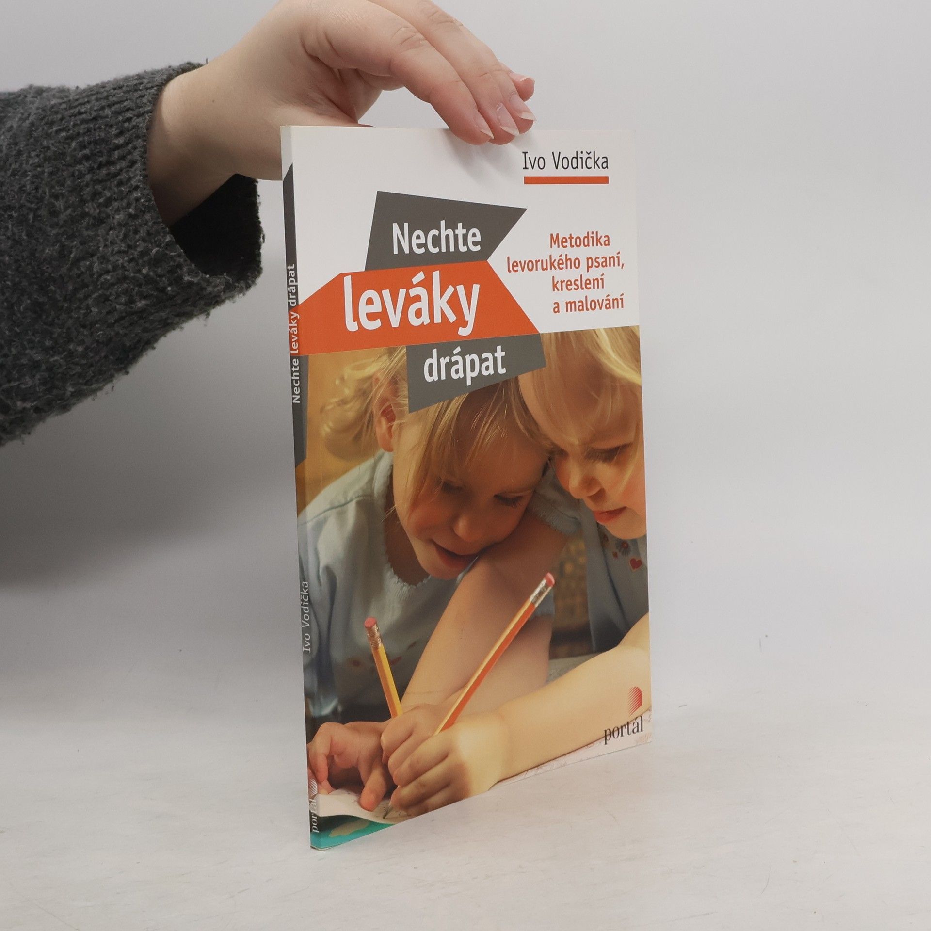 Ivo Vodička Nechte leváky drápat. Metodika levorukého psaní, kreslení a malování