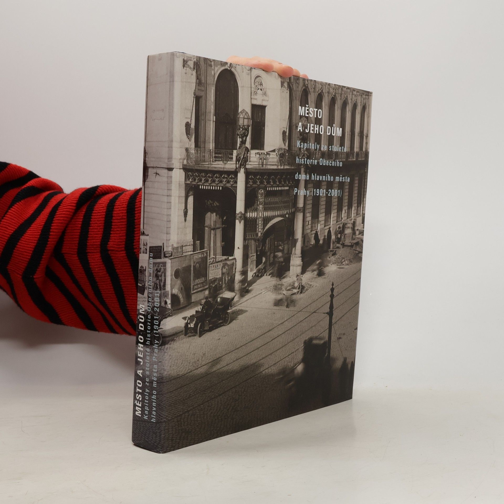 Václav Ledvinka Město a jeho dům. Kapitoly ze stoleté historie Obecního domu hlavního města Prahy (1901-2001)