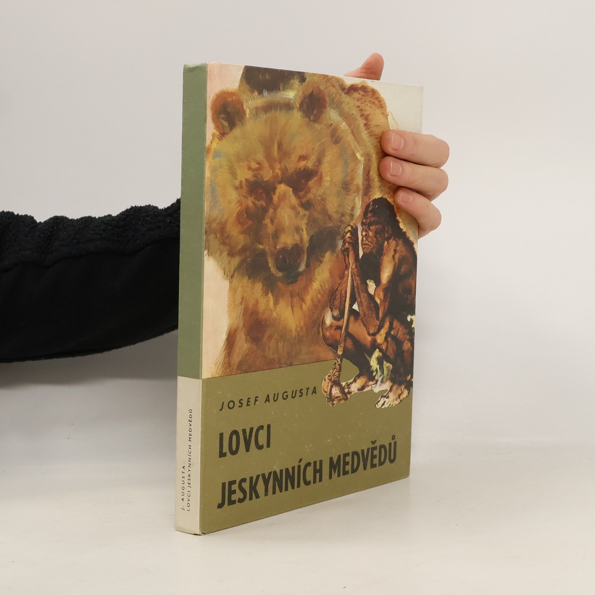 Josef Augusta Lovci jeskynních medvědů