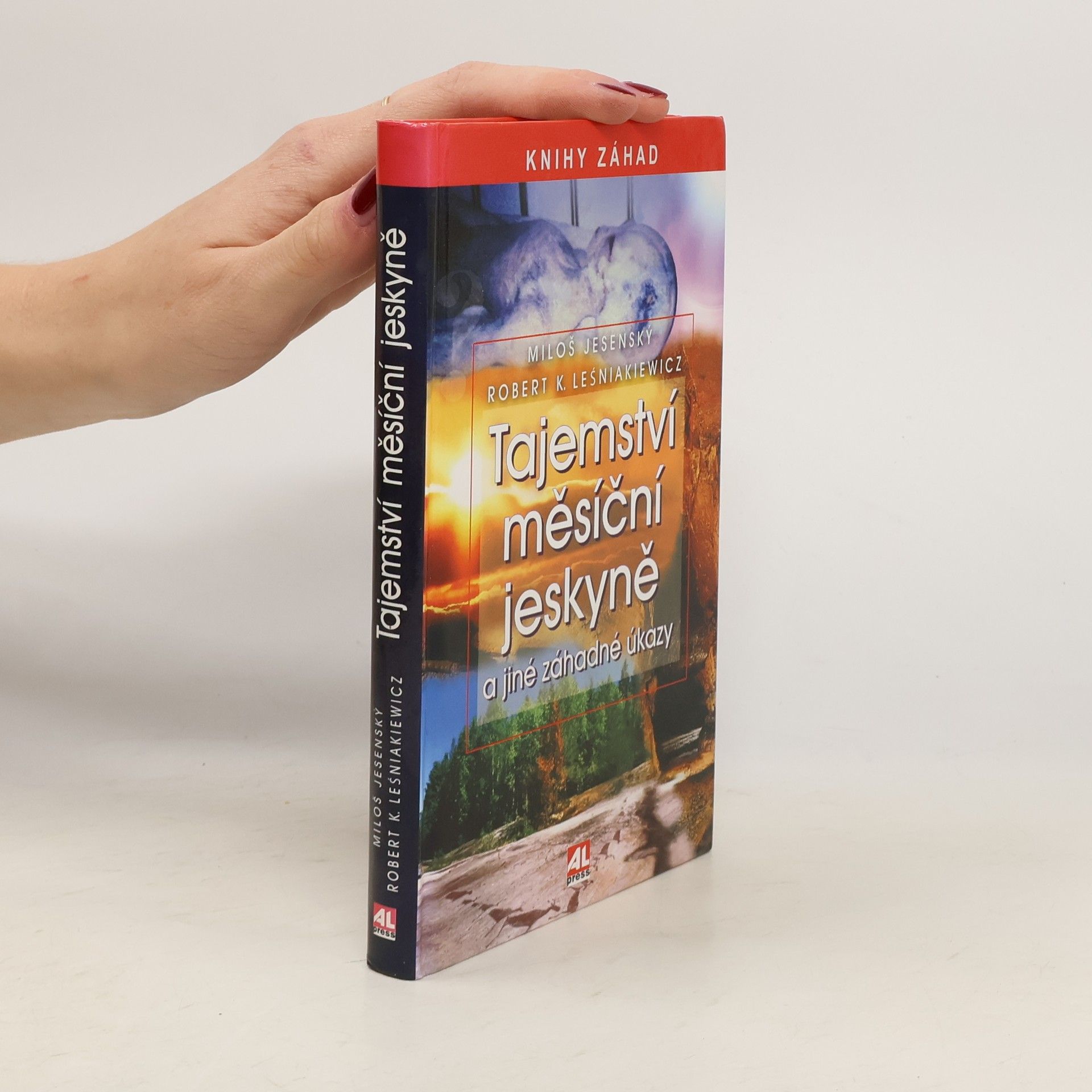 Miloš Jesenský Tajemství měsíční jeskyně a jiné záhadné úkazy