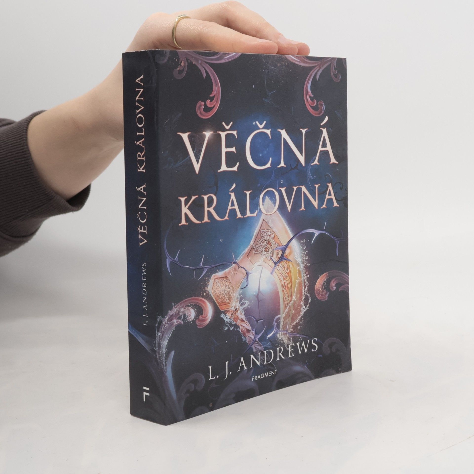 L. J. Andrews Věčná královna