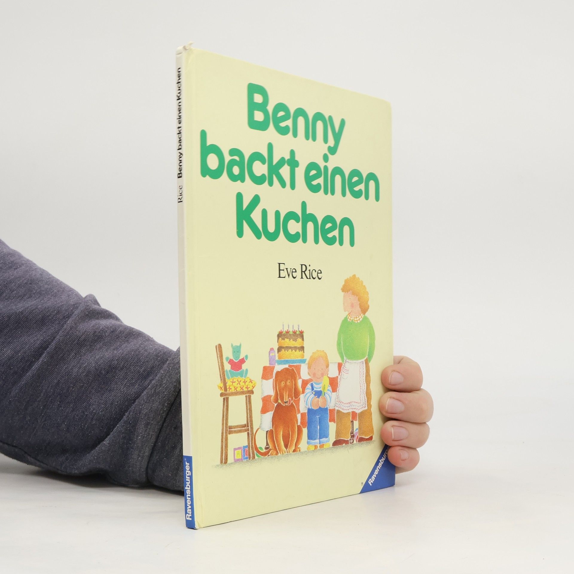 Eve Rice Benny backt einen Kuchen