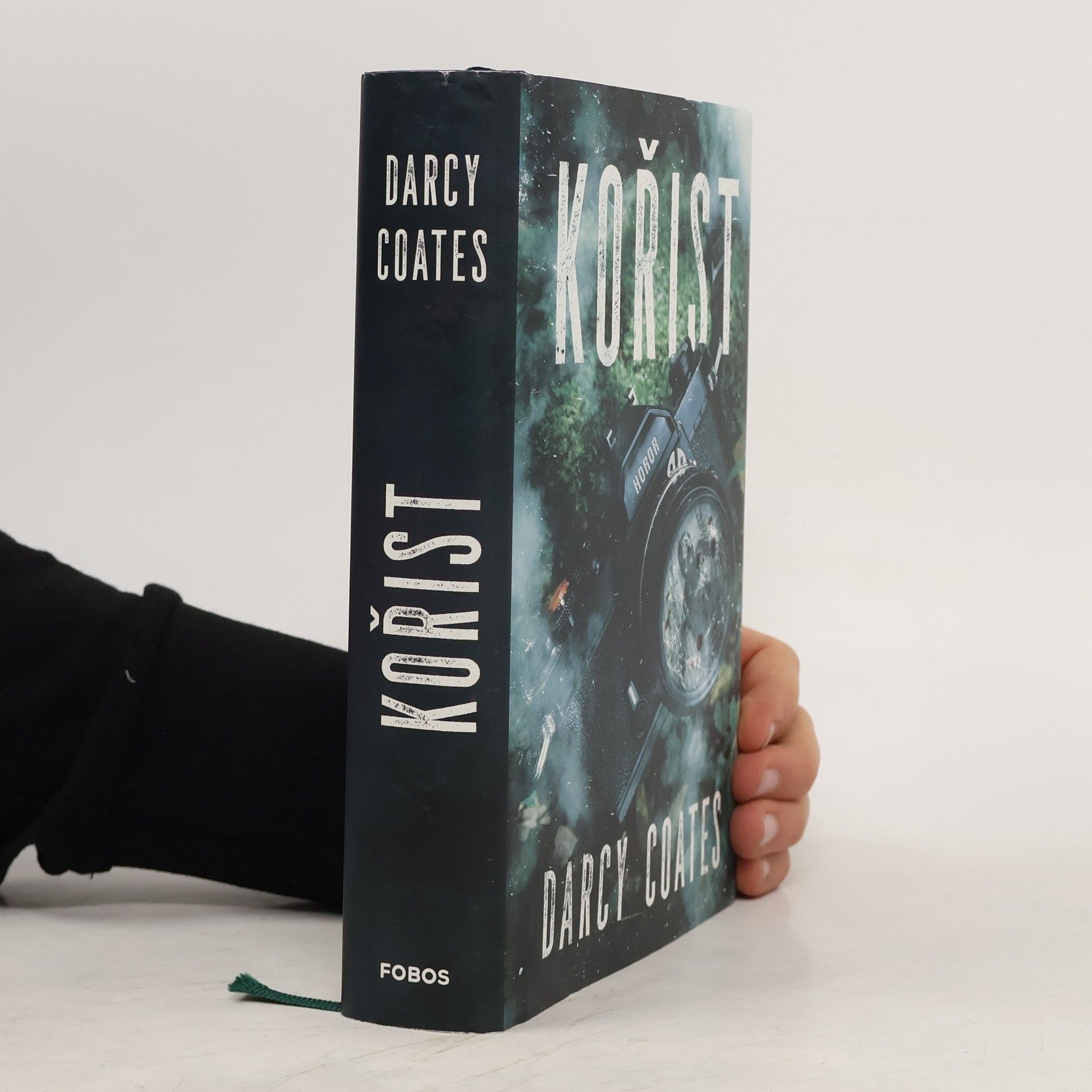 Darcy Coates Kořist